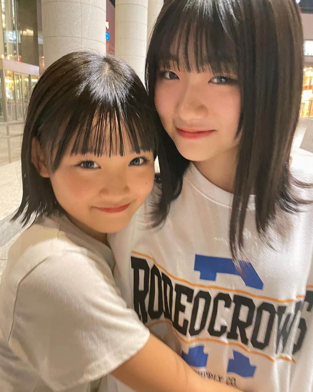 atukiyoのインスタグラム：「まさに今、ばっちばちに喧嘩してたからちょっと前の仲良し2人をあげときますw  明日から学校頑張れーい！！  _ _ _ _ _ _ _ _ _ _ _ _ _ _ _ _ _   ◽️YouTube◽️ ろこまこあこチャンネル ▶︎月、水、金曜日　17時〜 ▶︎ショート　16時〜  ろこチャンネル ▶︎木曜日　17時〜  ライブ配信 ▶︎火曜日　17時半〜  ◽️TikTok◽️ ろこまこあこ ▶︎ atukiyo0311 ろこ（母管理）▶︎ rocoz.0517rma  ◽️Instagram◽️ ろこ（母管理）▶︎ @rocoroco0517 まこ（母管理）▶︎ @macomacomacorun  あこ（母管理）▶︎ @acoacoaconz  _ _ _ _ _ _ _ _ _ _ _ _ _ _ _ _ _ _  #kidsfashion#三姉妹#youtube#youtuber#ろこまこあこ#キッズコーデ#小学生コーデ#jc2#js6#twins#双子#コーデ#kids」
