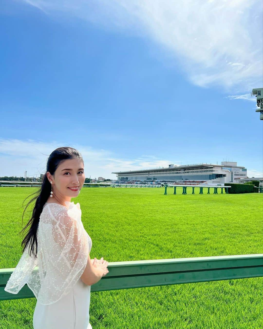 橋本マナミのインスタグラム：「#フジテレビ　#みんなの競馬　#京成杯オータムハンデ  、インダストリア本命にしてたので外れてしまいました😢悔しーーー！！ #セントウルステークス　はギリギリ　#アグリ　の複勝当たったよ🙃 開幕週で芝もとても綺麗で癒されました🥰　 ワンピース　@celford_official #セルフォード」