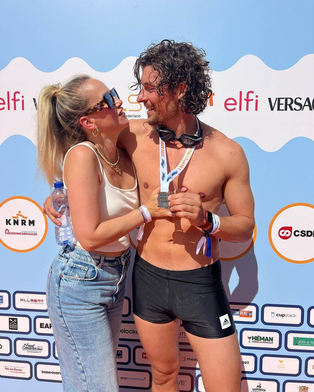 WOUTER PEELENさんのインスタグラム写真 - (WOUTER PEELENInstagram)「What a week 😍 Geen woorden voor de high waar ik al een week in zit na de @amsterdamcityswim 🩵 🧡 Vond het zo gaaf om te doen! De mensen, de sfeer, afzien voor een mooi doel en dan samen zoveel geld ophalen (1,7 miljoen voor onderzoek naar ALS!). De rest van de week was een groot kado. Mooi weer en tijd voor mijn gezin voordat ik weer uitvlieg. Er staan namelijk een hoop mooie producties in het buitenland op het programma en we gaan ook nog last minute op vakantie. En natuurlijk mag de eerste paspoort foto van Coco niet ontbreken want deze dame lacht écht de héééle godganse dag door 🥹 Ze zeggen weleens ‘count your blessings’ maar die zijn deze week even niet op twee handen te tellen. I’m a lucky man ♥️」9月10日 22時30分 - wouterpeelen1