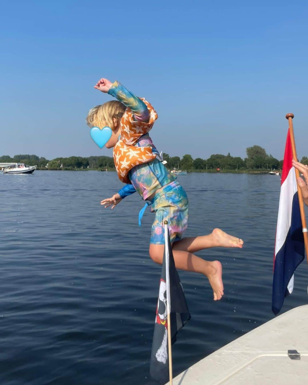 WOUTER PEELENさんのインスタグラム写真 - (WOUTER PEELENInstagram)「What a week 😍 Geen woorden voor de high waar ik al een week in zit na de @amsterdamcityswim 🩵 🧡 Vond het zo gaaf om te doen! De mensen, de sfeer, afzien voor een mooi doel en dan samen zoveel geld ophalen (1,7 miljoen voor onderzoek naar ALS!). De rest van de week was een groot kado. Mooi weer en tijd voor mijn gezin voordat ik weer uitvlieg. Er staan namelijk een hoop mooie producties in het buitenland op het programma en we gaan ook nog last minute op vakantie. En natuurlijk mag de eerste paspoort foto van Coco niet ontbreken want deze dame lacht écht de héééle godganse dag door 🥹 Ze zeggen weleens ‘count your blessings’ maar die zijn deze week even niet op twee handen te tellen. I’m a lucky man ♥️」9月10日 22時30分 - wouterpeelen1