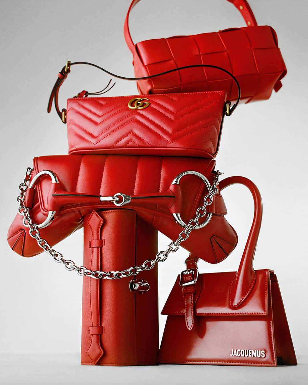 ネッタポルテのインスタグラム：「RED ALERT: Introduce trending color into your fall-winter wardrobe with this season's hottest bags.  Tap the link in bio to shop at #NETAPORTER.」