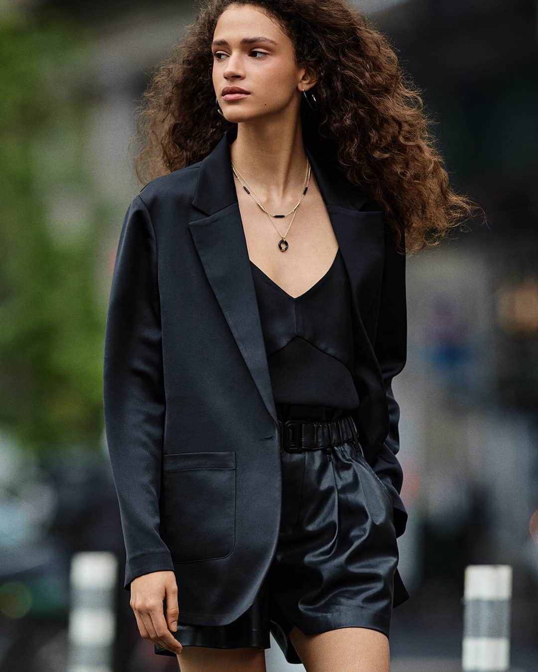 DKNYのインスタグラム：「@catarinaglc strolls through midtown in Fall DKNY.  #DKNYFORYOU」