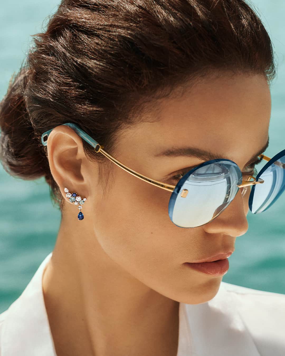 ハリー・ウィンストンのインスタグラム：「From sophisticated eyewear to luminous diamonds, the House’s creations echo summer’s stylish allure. Discover the season’s essential accessories by tapping the link in bio. #HarryWinston #HWOcean」