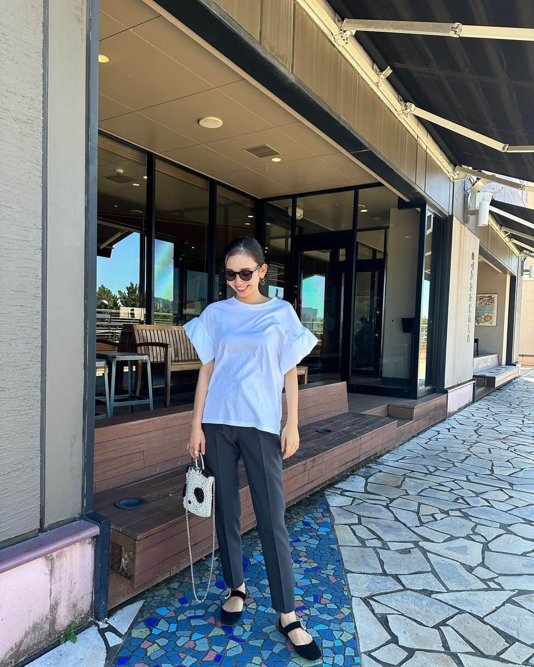 鈴木詩織のインスタグラム：「シンプルなTシャツ×美脚パンツコーデの日🤍🖤 スミクロというカラーなので、黒より少し淡く柔らかい感じでとっても好き🙋🏻‍♀️  ほんと @superiorcloset_ined_official の美脚パンツが好きすぎて色違いで集めたくなっちゃう😼  最近購入したシャポードオーのリボンクリップもかなり出番が多くなってます🖤 ヘアケアはジョンマスターのブラシ、トリートメントを使ってるよん🫶🏻✨ アホ毛もジョンマスターのヘアマスカラで✔︎  ⁡  ⁡  #shiorin_styling#superiorcloset#chapeaud o」