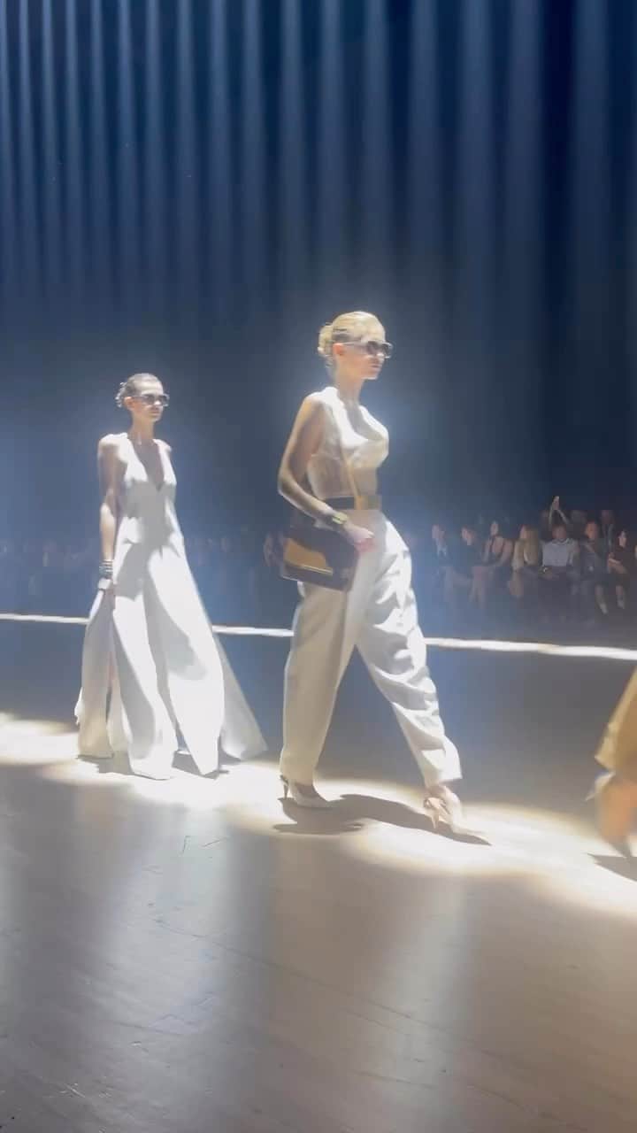 Vogue Españaのインスタグラム：「Los perfectos básicos para la oficina (con un twist) están en el desfile de @khaite_ny en #NYFW」