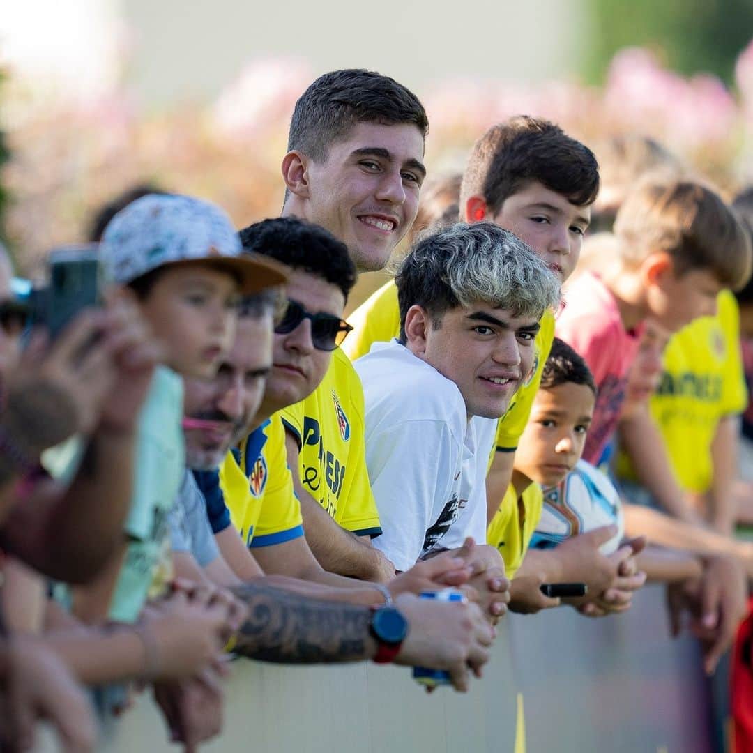ビジャレアルCFのインスタグラム：「¡Ven a conocer al nuevo míster!  El primer entrenamiento de Pacheta será este lunes a puertas abiertas.  ¡Te esperamos en la Ciudad Deportiva a las 18.30 horas! 💛👏」