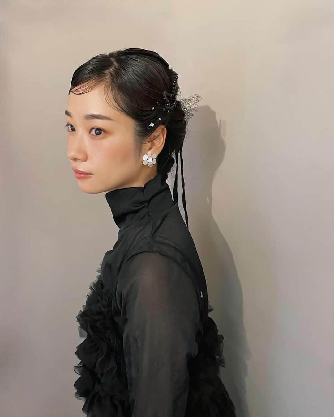 藤間爽子さんのインスタグラム写真 - (藤間爽子Instagram)「ひでかさん@hideka.uneがとっても可愛いヘアセットをしてくれました🦢💎 銀箔が髪に散りばめられててキラキラしててウキウキしちゃう。 いつもありがとうございます。  大事な幼馴染の結婚式へ。」9月10日 22時36分 - fujimasawako_official
