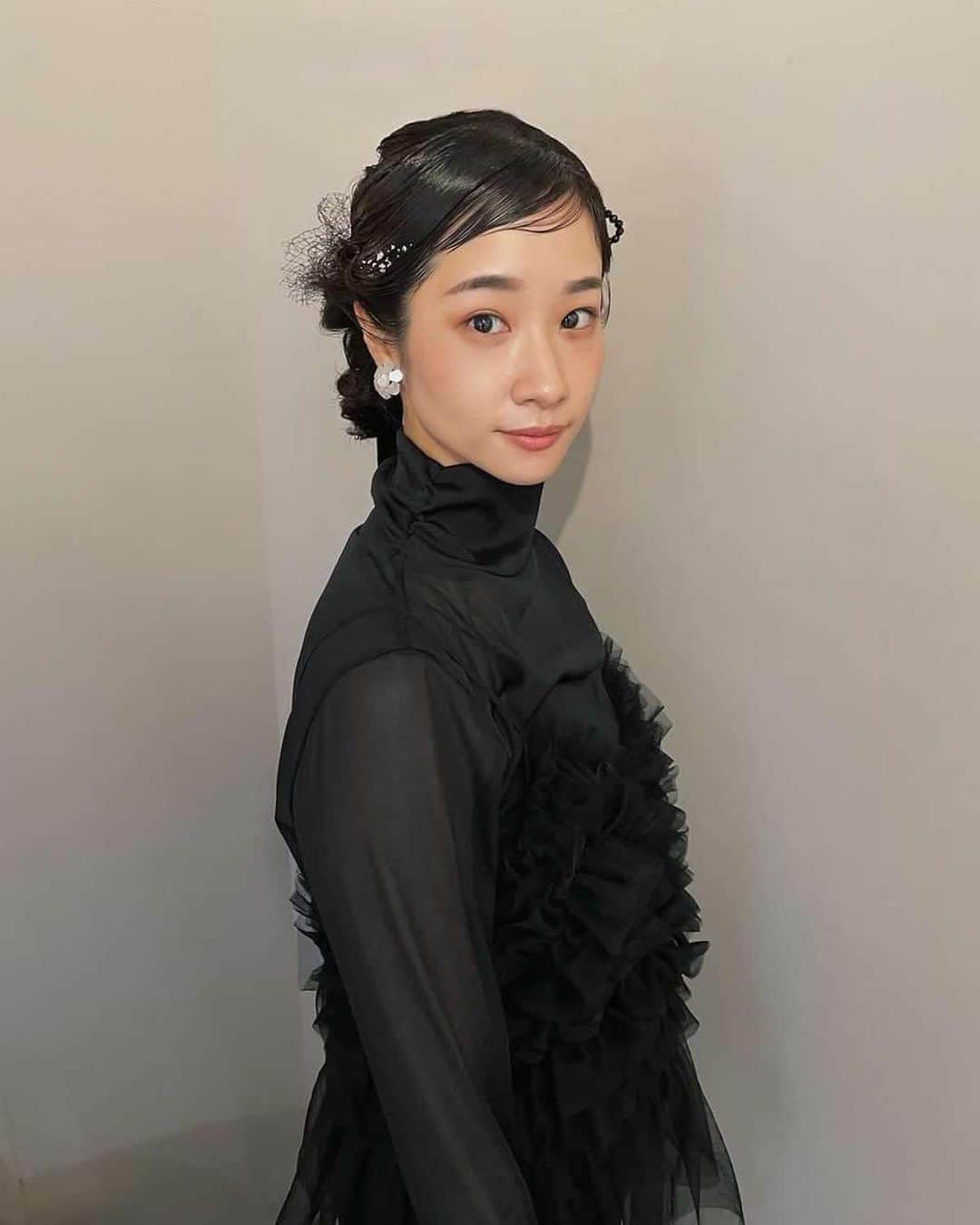 藤間爽子さんのインスタグラム写真 - (藤間爽子Instagram)「ひでかさん@hideka.uneがとっても可愛いヘアセットをしてくれました🦢💎 銀箔が髪に散りばめられててキラキラしててウキウキしちゃう。 いつもありがとうございます。  大事な幼馴染の結婚式へ。」9月10日 22時36分 - fujimasawako_official