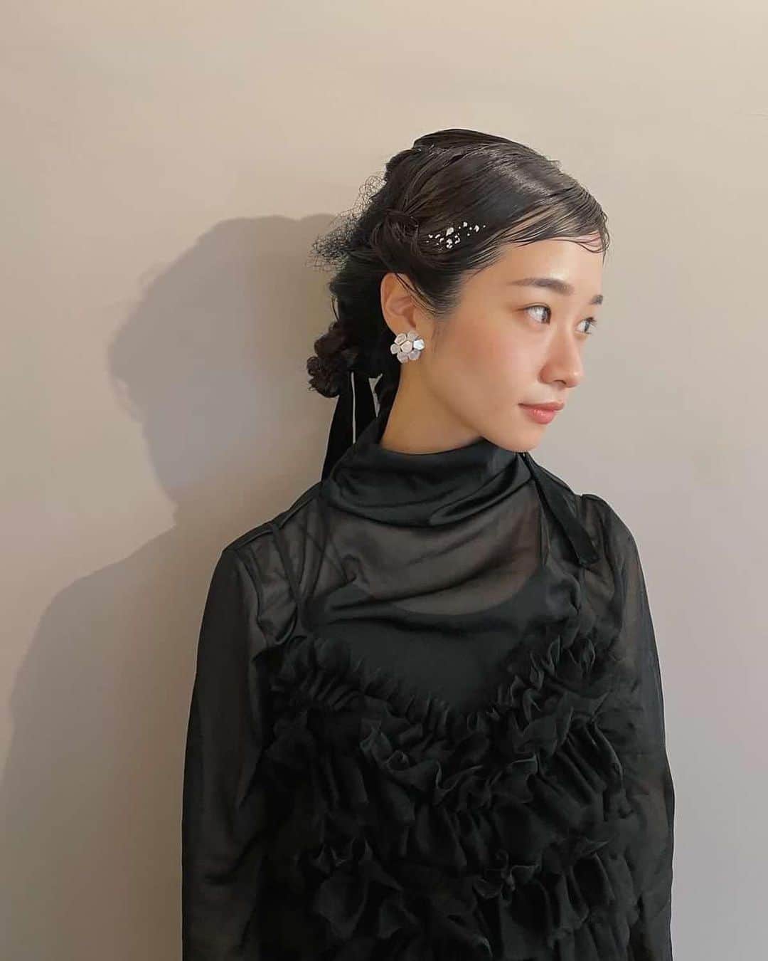 藤間爽子さんのインスタグラム写真 - (藤間爽子Instagram)「ひでかさん@hideka.uneがとっても可愛いヘアセットをしてくれました🦢💎 銀箔が髪に散りばめられててキラキラしててウキウキしちゃう。 いつもありがとうございます。  大事な幼馴染の結婚式へ。」9月10日 22時36分 - fujimasawako_official