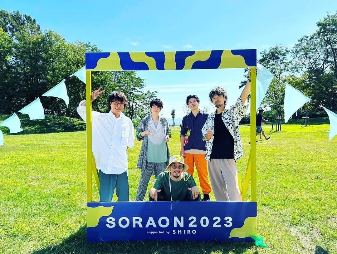 因幡始のインスタグラム：「SORAON、出演してきましたー。 北海道だからきっと涼しいんだろうなあと思ってたら、なかなかの暑さ☀️ それでも東京とかよりは湿度が少なくて過ごしやすかったな🌡️ 青い空と緑の芝生がどこまでも続くかのような会場での演奏はとても気持ちよかった。  今回は「大丈夫」を新十津川中学校＆砂川中学校 吹奏楽部の合同バンドと一緒に演奏しました🎺 吹奏楽と一緒に演奏なんてなかなかない機会‼️ 一緒にやれて本当に楽しかったです😄  ライブ後もフェスの雰囲気を存分に満喫して帰路につきました。 サンキュー北海道！ またすぐに戻って来れますように🙏」