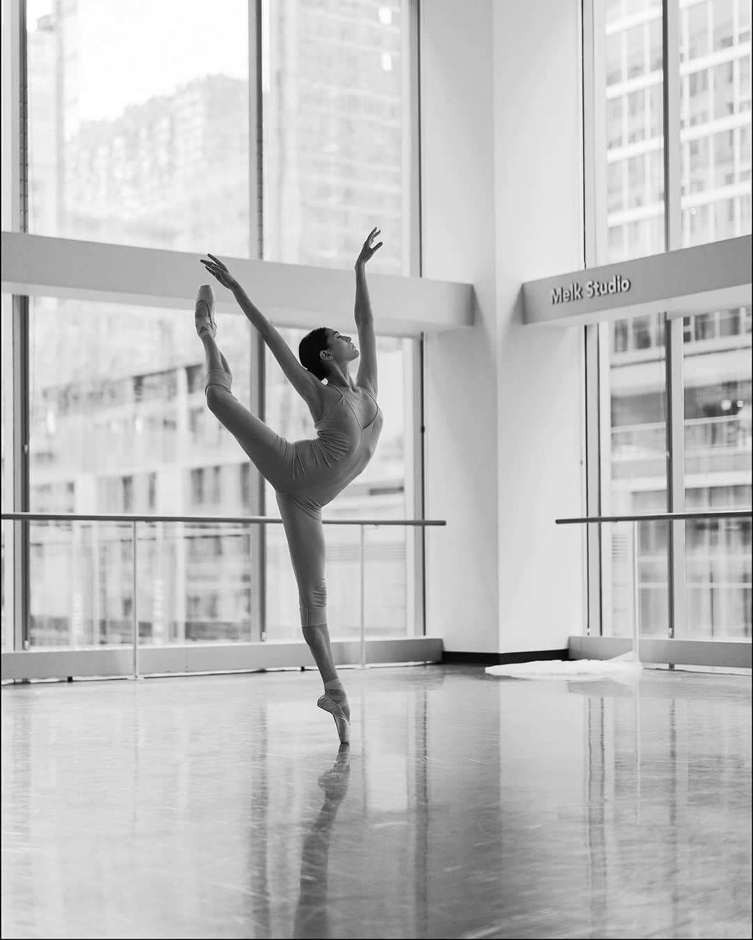 ballerina projectのインスタグラム：「𝐁𝐚𝐬𝐢𝐚 𝐑𝐡𝐨𝐝𝐞𝐧 at Joffrey Ballet in Chicago.   @basia.rhoden #basiarhoden #ballerinaproject #joffreyballet #ballerina #ballet #balletstudio #chicago #rickowens   Ballerina Project 𝗹𝗮𝗿𝗴𝗲 𝗳𝗼𝗿𝗺𝗮𝘁 𝗹𝗶𝗺𝗶𝘁𝗲𝗱 𝗲𝗱𝘁𝗶𝗼𝗻 𝗽𝗿𝗶𝗻𝘁𝘀 and 𝗜𝗻𝘀𝘁𝗮𝘅 𝗰𝗼𝗹𝗹𝗲𝗰𝘁𝗶𝗼𝗻𝘀 on sale in our Etsy store. Link is located in our bio.  𝙎𝙪𝙗𝙨𝙘𝙧𝙞𝙗𝙚 to the 𝐁𝐚𝐥𝐥𝐞𝐫𝐢𝐧𝐚 𝐏𝐫𝐨𝐣𝐞𝐜𝐭 on Instagram to have access to exclusive and never seen before content. 🩰」