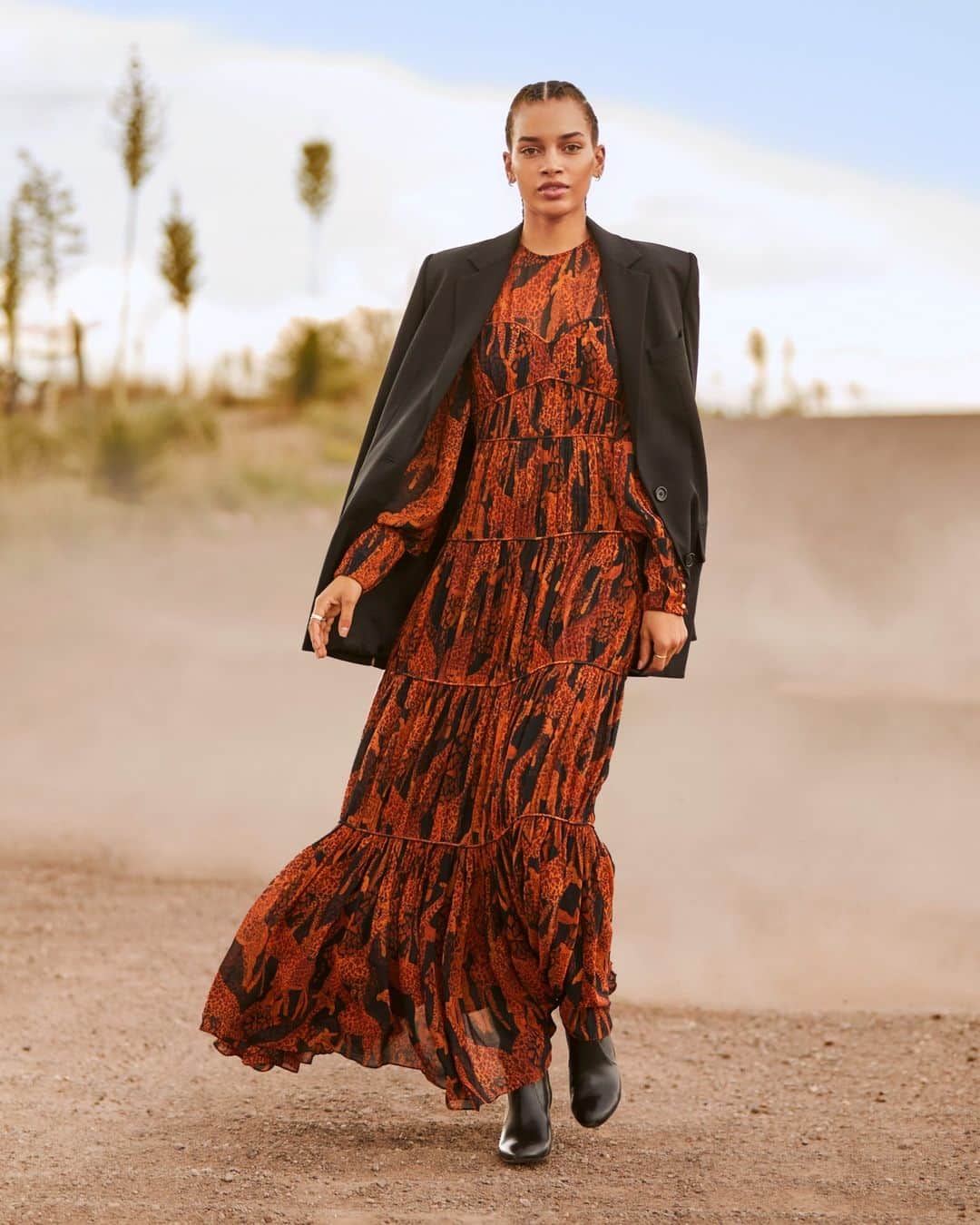 Bloomingdale'sさんのインスタグラム写真 - (Bloomingdale'sInstagram)「Your Western trend primer is here: Layers of rich brown hues, an essential denim maxi skirt, and fun fringe trim on skirts and jackets—all paired with cowgirl-inspired boots—pay homage to fall fashion’s newest frontier. Discover more inspo at the link in our bio 🤎 🍂 👢」9月10日 23時15分 - bloomingdales