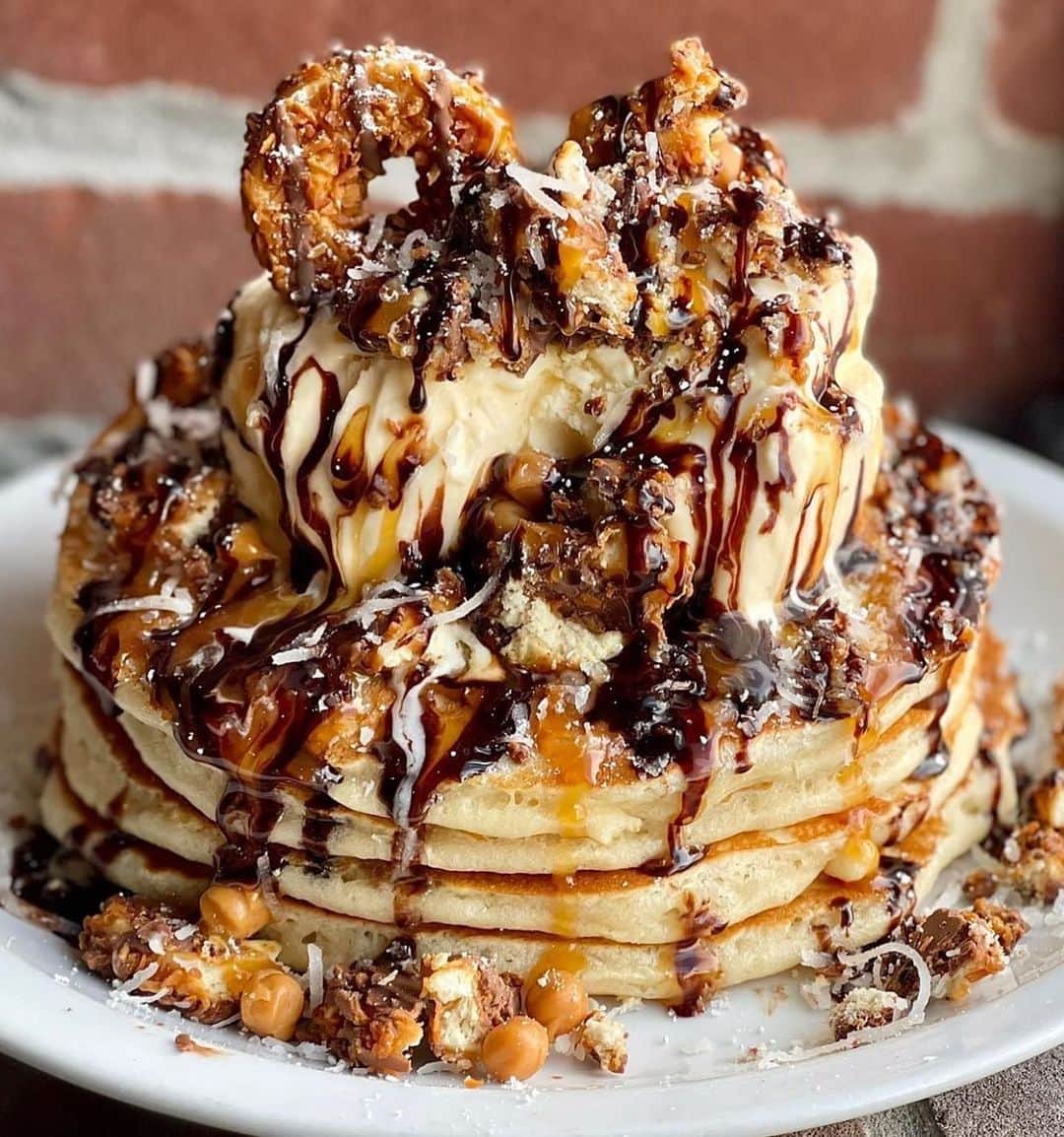 Black Jaguar-White Tiger のインスタグラム：「Happy Pancake Sunday :) Chocolate-Coconut from @brownstone_pancake_factory」