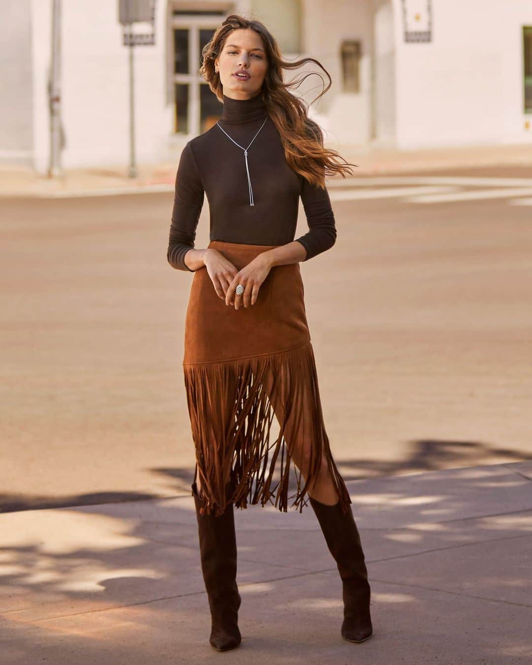 Bloomingdale'sさんのインスタグラム写真 - (Bloomingdale'sInstagram)「Your Western trend primer is here: Layers of rich brown hues, an essential denim maxi skirt, and fun fringe trim on skirts and jackets—all paired with cowgirl-inspired boots—pay homage to fall fashion’s newest frontier. Discover more inspo at the link in our bio 🤎 🍂 👢」9月10日 23時15分 - bloomingdales