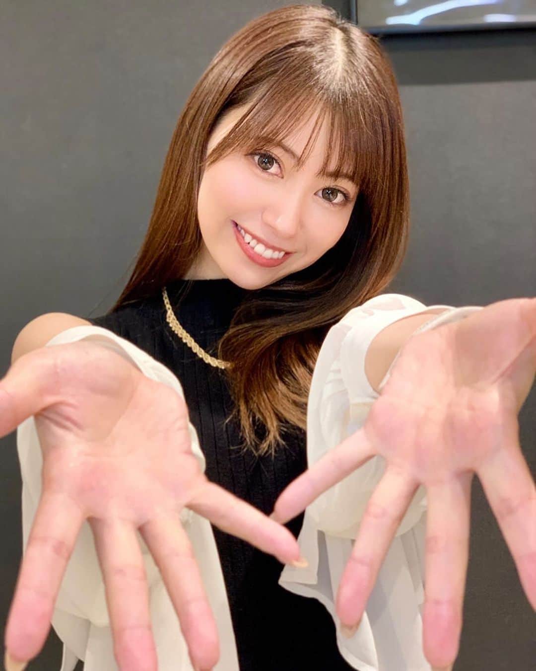 安森彩那のインスタグラム：「今日もたくさんの 愛をありがとうっ❣️ だーすき😘 HARUKAZEさん主催の 【ガンバレ⭐︎お笑いフェスティバルvol.8】💐🤍 ご予約まだの方は是非お早めに😘  ショウガールズからは 野中・西尾・安森・根本・東坂・山咲 出演させて頂きます！💐 明日も会えるぞーっと♥️ それでは皆様あやすみなさい😴🩷 #GanFes #ショウガールズ」