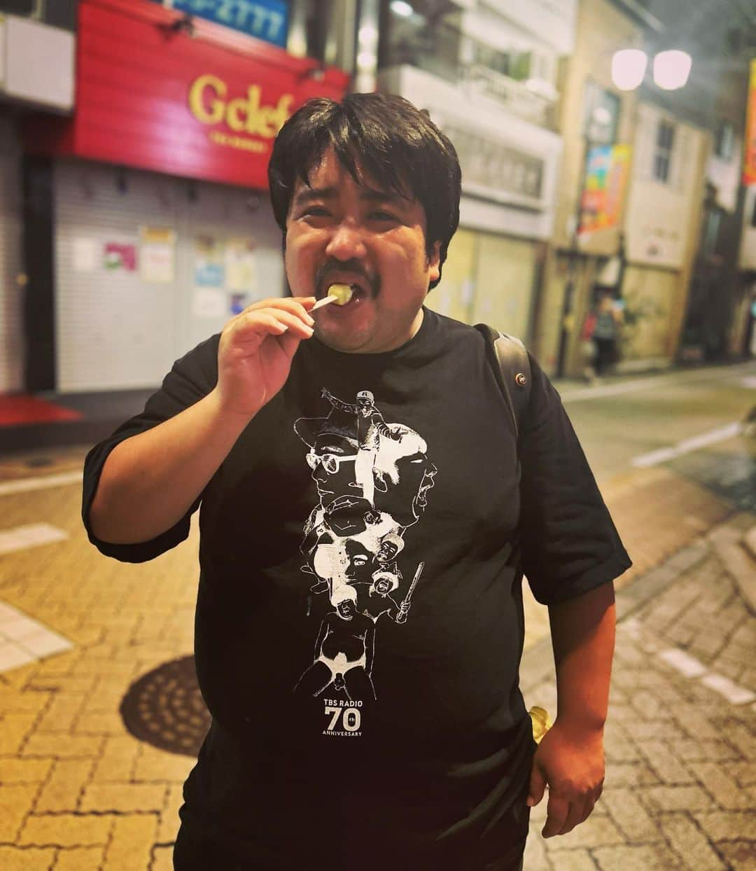 市川刺身さんのインスタグラム写真 - (市川刺身Instagram)「今日の服装。 渋谷でライブから新宿ルミネでビスケットブラザーズさんのコントライブ。  健康の原付Tシャツバッチリ決まる。 最高円寺のジャージ履きやすぅ。 十四才で購入した交通安全の帽子に黒の便所サンダルに金のがま口と手ぬぐい。  ビスケットブラザーズさんのコントライブとっても楽しいライブでみんなのネタ見れて最高でした。 空気階段のもぐらさんと一緒に帰ってもぐさんに撮ってもらいました。 こっから勝負。 もぐさんありがとうございます。  #今日着た服 #ファッション #古着 #空気階段 #もぐらさん #もぐもぐ」9月10日 22時57分 - soitsudoitsu