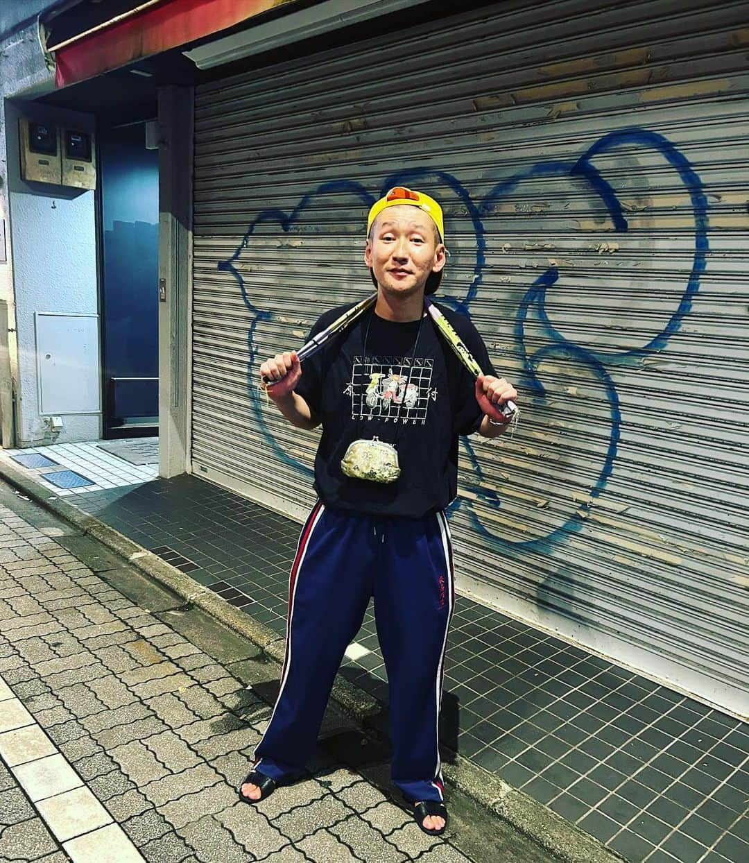 市川刺身さんのインスタグラム写真 - (市川刺身Instagram)「今日の服装。 渋谷でライブから新宿ルミネでビスケットブラザーズさんのコントライブ。  健康の原付Tシャツバッチリ決まる。 最高円寺のジャージ履きやすぅ。 十四才で購入した交通安全の帽子に黒の便所サンダルに金のがま口と手ぬぐい。  ビスケットブラザーズさんのコントライブとっても楽しいライブでみんなのネタ見れて最高でした。 空気階段のもぐらさんと一緒に帰ってもぐさんに撮ってもらいました。 こっから勝負。 もぐさんありがとうございます。  #今日着た服 #ファッション #古着 #空気階段 #もぐらさん #もぐもぐ」9月10日 22時57分 - soitsudoitsu