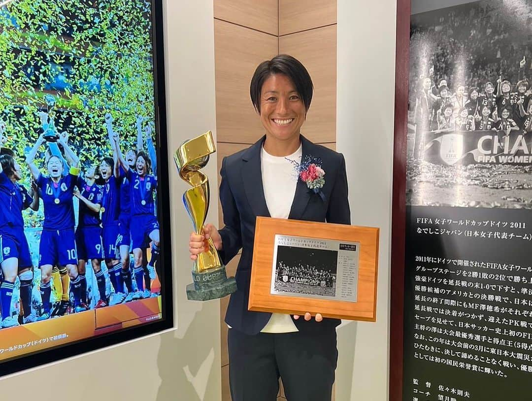 近賀ゆかりさんのインスタグラム写真 - (近賀ゆかりInstagram)「第19回 日本サッカー殿堂掲額式典 この度、2011なでしこジャパンチームが殿堂入りとなり本日掲額式典に出席してきました。 名だたる方々が殿堂入りされる中、 このチームもその仲間入りをしたこと大変光栄に思います。 そしてこのメンバーの一員で居られたことに改めて幸せを感じています。 大好きなメンバーとの再会はパワーをもらえる最高に幸せな時間となりました‼︎ 殿堂入りのチームの一員として今後も女子サッカー、日本サッカー界を盛り上げていきたいと思います。  #大澤英雄 さん #大仁邦彌 さん #セルジオ越後 さん #高橋　陽一 さん #2011なでしこジャパンメンバー」9月10日 22時57分 - kingayukari2