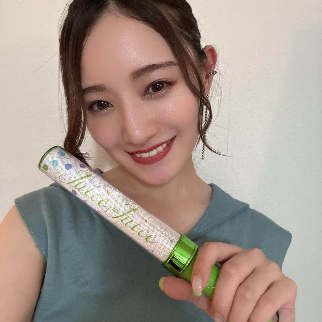 中田花奈さんのインスタグラム写真 - (中田花奈Instagram)「Hello! Project 25th ANNIVERSARY CONCERT 「ALL FOR ONE & ONE FOR ALL!」ACT II  行ってきました🥺🥺🥺  OCHA NORMAのペンライト売り切れてて Juice=Juiceのみ🧡‬‪  近づけ過ぎて 顔めっちゃオレンジなっちゃった  もうね、たくさんエモかったです。  出演者にOGの方々がたくさんいたから こんなのあったらいいけどなあ とか いろいろ考えてはいたけど  え、それ本当に見せてくれるんですか？ の連続で幸せでした  個人的には 一番テンションあがったのは『ロマンスの途中』 メンバーが神過ぎて、もう無理ってなってました  ベリキューの方々は年齢もほぼ同じくらいで 色々考えてしまった  プロってこれだと思いました 私も頑張ろう   #ハロプロ   #helloproject   #ハロコン」9月10日 22時58分 - nakadakana_official