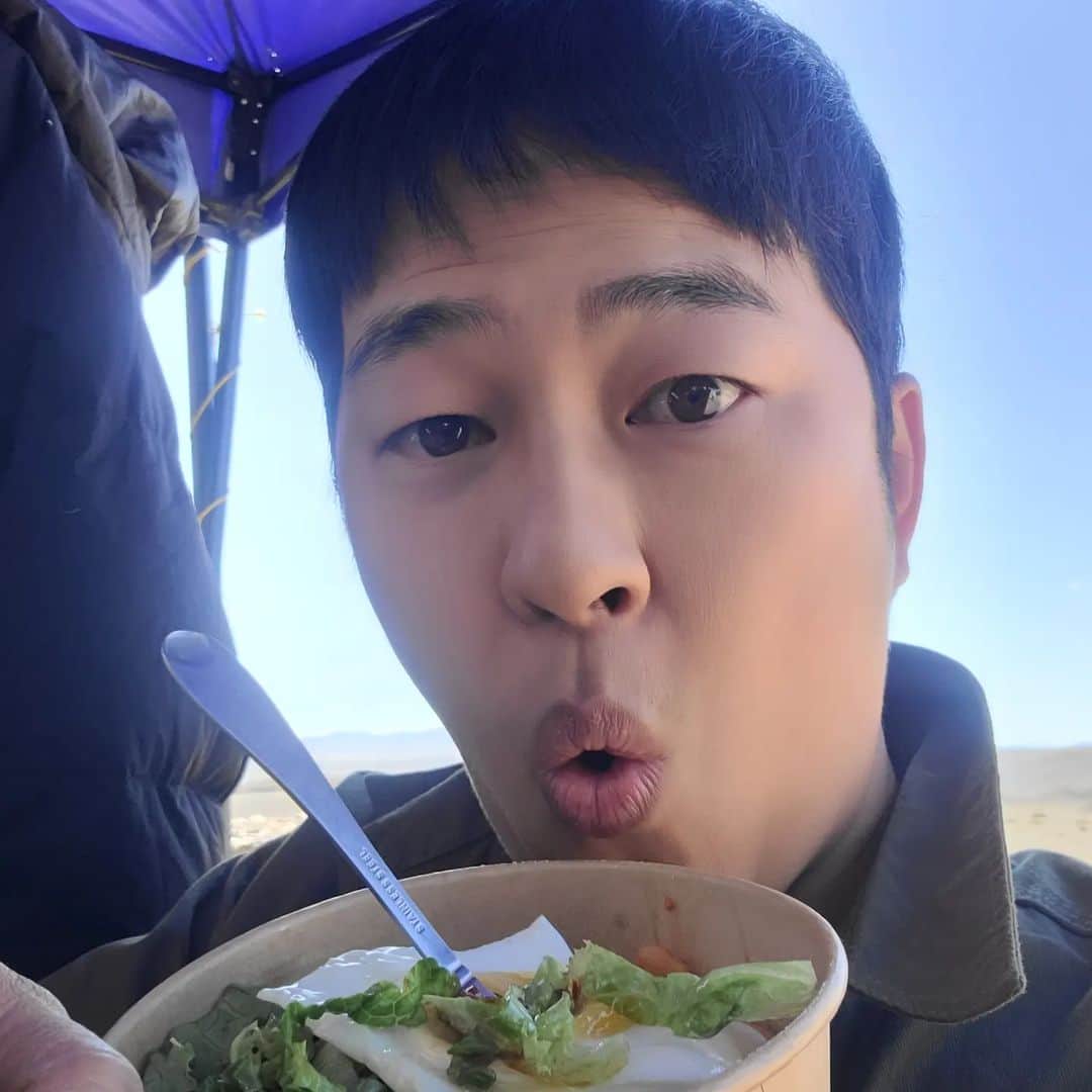 パク・クァンヒョンのインスタグラム：「오늘은 비빔밥이 나왔습니다. 정말 맛있습니다 ㅎㅎ 촬영 8일차 ㅎ #몽골 #고비사막 #하낭헤츠 #박광현 #남으로가는길」