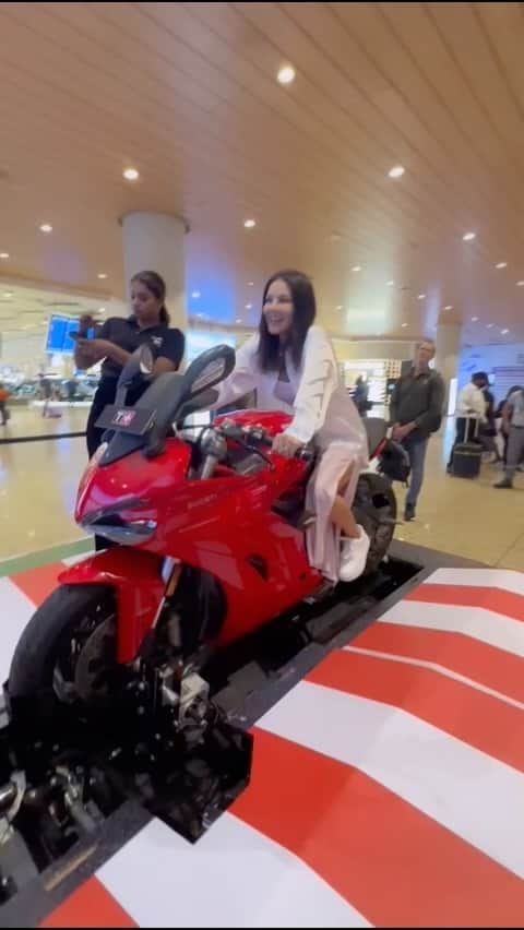 サニー・レオーネのインスタグラム：「Dhoom 4 anyone? 😜」