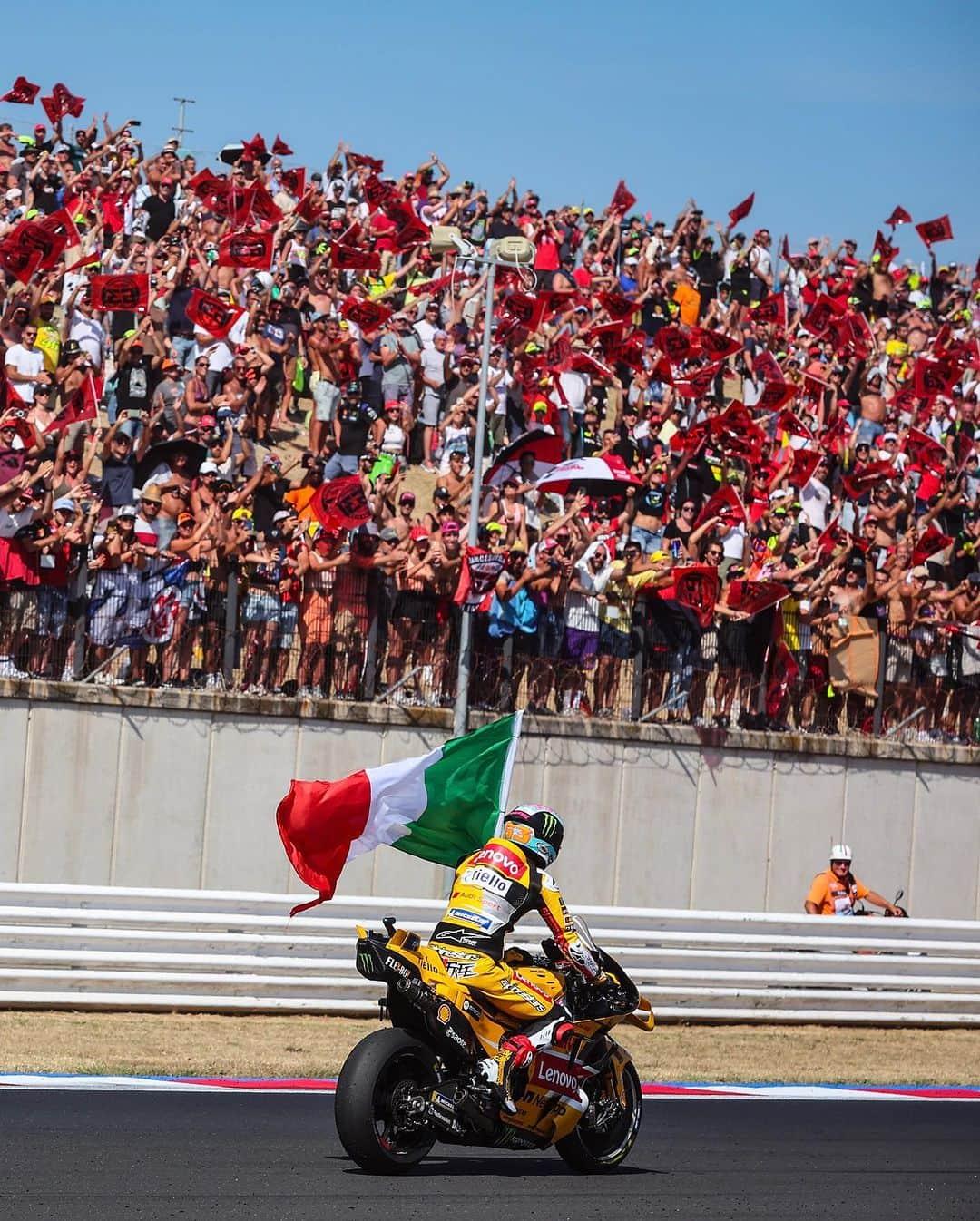 MotoGPさんのインスタグラム写真 - (MotoGPInstagram)「Fighting through the pain with the support of the home crowd 💚🤍❤️  #SanMarinoGP 🇸🇲 #MotoGP #Motorsport #Racing #FB1 #PeccoBagnaia」9月10日 23時01分 - motogp