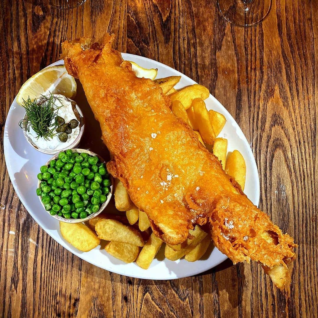 ナイジェラ・ローソンさんのインスタグラム写真 - (ナイジェラ・ローソンInstagram)「Sunday lunch in Skye: this time last week I was eating the magnificent platter of fish and chips you see here – and what fish, what chips! – at my home from home, the lovely (in every way) @stein_inn. I’ve got a lot more to say about the Stein Inn and, indeed, about further deliciousness in Skye, but later…. #stein #waternish #isleofskye #skye #scotland」9月10日 23時02分 - nigellalawson