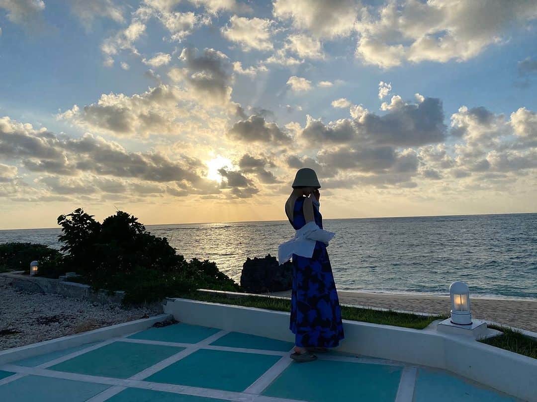 悠木ゆうかのインスタグラム：「サンセットはノスタルジックで大好き。  そして夕陽も素晴らしかったんだけど  何といっても星空が本当に綺麗で本当に感動した…🥺🌌  ヨロン島は街灯があまりないので見上げると天の川がいくつもあり、今の時期は月の光もないので星がすごく明るくて…！  流れ星も沢山流れて本当に素敵な場所だったなぁ…  『きみが星空を見あげると、そのどれかひとつにぼくが住んでるから、そのどれかひとつでぼくが笑ってるから、きみには星という星が、ぜんぶ笑ってるみたいになるっていうこと。きみには、笑う星々をあげるんだ！』  私の大好きな星の王子様の言葉が浮かびました⭐️  #ヨロン島  #夕陽」