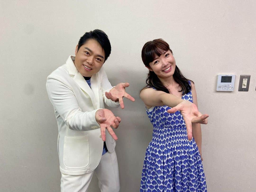田川寿美さんのインスタグラム写真 - (田川寿美Instagram)「故郷　和歌山からの NHK「のど自慢」  出場者の皆さんの歌声、エピソードからは、それぞれのドラマ、背景があり 、ほのぼのと癒されたり、 時にはうるっときたりします。  私たち日本人の心に寄り添ってくれる 長寿番組「のど自慢」 これからも、ずっとずーっと、 このままの素敵な番組として 私達に夢を見させてください😊  今日も、あたたかい方々との 会話、ふれあいが楽しかったです。  こんな気持ちにさせていただけることが、[豊かな人生]　なのかな。  皆さん いつも ありがとうございます  #田川寿美#三山ひろし くん#NHK#のど自慢#故郷#和歌山#下田の椿#夢#ふれあい#たこ焼き#演歌#歌謡曲#着物#Japanese#enka」9月10日 23時06分 - toshimi_tagawa