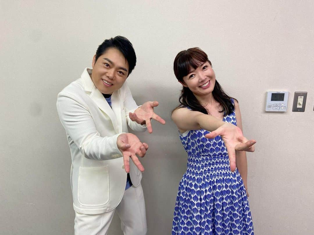 田川寿美のインスタグラム：「故郷　和歌山からの NHK「のど自慢」  出場者の皆さんの歌声、エピソードからは、それぞれのドラマ、背景があり 、ほのぼのと癒されたり、 時にはうるっときたりします。  私たち日本人の心に寄り添ってくれる 長寿番組「のど自慢」 これからも、ずっとずーっと、 このままの素敵な番組として 私達に夢を見させてください😊  今日も、あたたかい方々との 会話、ふれあいが楽しかったです。  こんな気持ちにさせていただけることが、[豊かな人生]　なのかな。  皆さん いつも ありがとうございます  #田川寿美#三山ひろし くん#NHK#のど自慢#故郷#和歌山#下田の椿#夢#ふれあい#たこ焼き#演歌#歌謡曲#着物#Japanese#enka」