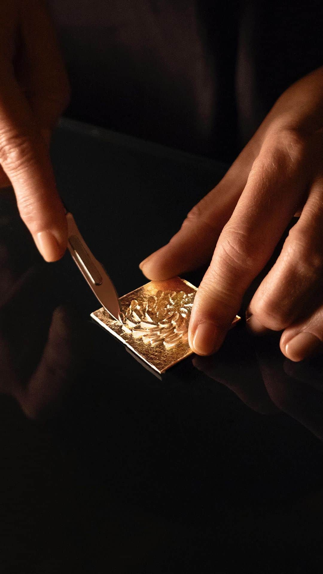 のインスタグラム：「“Inspired by the olfactory trail of Tobacco Honey, I imagined a swirling composition suggesting tobacco leaves dipped in honey.” - Anne Féat Gaiss Discover a limited-edition collection of Exceptional Plates by artist Anne Féat Gaiss, inspired by new L’Art & La Matière: Tobacco Honey. A unique series of just 200 individually-sculpted creations, available now at guerlain.com.  @anne_feat_gaiss #Guerlain #GuerlainParfumeur #Fragrance #ArtetMatière」