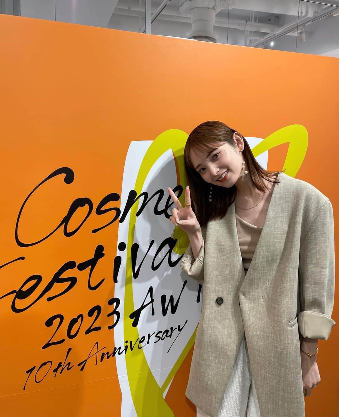 橋下美好のインスタグラム：「2年ぶり福岡！  天神ロフトイベント！ ロフトコスメフェスティバル！  短時間で大忙しな楽しい日でした😃♡  来てくれたファンのみんなもありがとー♡ ほぼ初めましての子達ばかりで、わたし嬉しかったな😘  ロフトさんともたくさんお仕事できて光栄です！ いつも本当にありがとうございます😭  みなさん本当に優しくて、色んな県の店舗にサインを書きに行かせていただいた際の対応がとても素敵でいつも心がポカポカしております！  最後は久しぶりの登壇でバックヤードで緊張してる橋下です。笑  商品本部バイヤーの髙田さん！ いつも頼もしい司会進行ありがとございます♡大好きです！  福岡ではもつ鍋とラーメンが食べらずに帰ってきた今もしょげています。  #天神ロフト #サイン書いたのでみにいってね！」