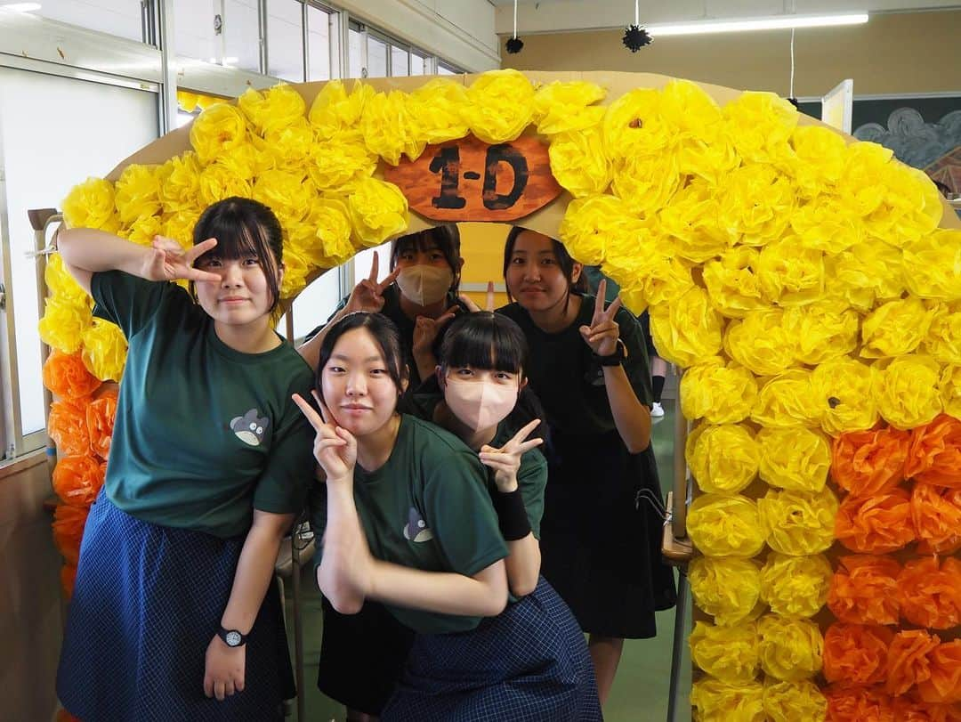 小野田紀美さんのインスタグラム写真 - (小野田紀美Instagram)「清心祭開催❗️ 個性豊かな展示、模擬店、ステージで大盛り上がり🎉 たくさんの保護者の皆様やお客様方をお招き✨ 卒業生の小野田議員も来校し、生徒と交流😊 久しぶりの一日開催を存分に楽しみました🎵 #nd #seishin #文化祭 #主人公 #小野田紀美 #展示 #パフォーマンス #ステージ #模擬店 #部活動 #バスケ #ダンス #階段アート #卒業生 #protagonist #festival  #schoolfestival #smile #enjoy」9月10日 23時18分 - onodakimijimusho