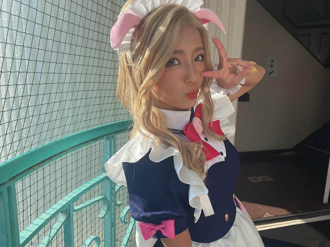 橋本梨菜のインスタグラム：「🐷 本日「アキバ冥途戦争〜浪速食い倒れ狂騒曲〜」 全公演終了いたしました。  お越しくださった皆様ありがとうございました。  お稽古がはじまってから今日まで毎日とっても楽しくて刺激的でした。  普段舞台というものに挑戦してこなかったので、、、  今回、お話をいただいた時は 私にできるのかなぁ🥺と不安に思う事もたくさんありましたが、、 気がつけば、しぃぽんとして生活をする毎日がとても楽しくて、終わるのが凄く寂しいです。。  グラビアは基本1人でお仕事をしているので  こんな風に毎日会うメンバーがいて、しょうもない事でゲラゲラ笑って  また明日ね！と言えるこの感じが、なんとも懐かしくて何歳になっても、  友達っていいなぁ〜なんて思ってしまいました☺️💗  もう、、後数日で、、、30歳になるのに、、笑  恥ずかしながら、勉強になる事ばかりでした。  この夏、青春したなぁ〜。 大人になっても青春ってできんだ〜！👱🏽‍♀️🎀 なんて思ってしまいましたね🥺  夏休みが終わった気持ちです。さみちぃ。  とにかく！ 初めてでわらない事がたくさんある中、キャストの皆様も、スタッフの皆様も 優しくて、ほんとに皆様に支えられました🥺💓  そして見にきてくださった皆様も、あたたかいお言葉ありがとうございました。  毎日、公演が終わるたびに、 エゴサしてました🫡💗 皆様の言葉がとても自信になり励みになりました。  アキバ冥途戦争に携わる事ができて、そしてしぃぽんとして毎日を過ごせて本当に良かったです☺️💗  皆様ありがとうございました。　　  あーーーー、、 めちゃくちゃ我慢したけど。  トリプルアンコールで、 スタンディングオベーションを見た時、鳴り止まない拍手に、  どうしても。我慢できず🥺 泣いてしまいました。  達成感と感無量🥹  ほんとにたくさんの愛をありがとうございました。  また会いましょう🐷㌧㌧」