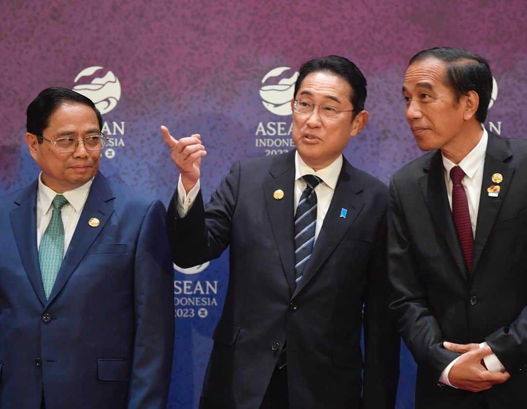 岸田文雄さんのインスタグラム写真 - (岸田文雄Instagram)「ASEAN首脳会合、G20首脳会合等に出席するため、ジャカルタとニューデリーを訪問してまいりました。 ASEAN首脳会合では「日ASEANを含む連結性イニシアティブ」を発表しました。  海でつながった日本とASEAN諸国の連結性を強化し、海上保安機関や海上警察への研修の実施、巡視船の供与など、ASEAN諸国の海上法執行能力の強化を支援していきます。 また、G20首脳会談では、ウクライナ情勢や食料安全保障など幅広い課題について、日本の立場を述べました。主権や領土一体性といった国際社会の重要な原則や、核兵器の使用や威嚇は許されないこと等が盛り込まれた首脳宣言を取りまとめたインドのモディ首相に敬意を表します。」9月10日 23時19分 - fumio_kishida