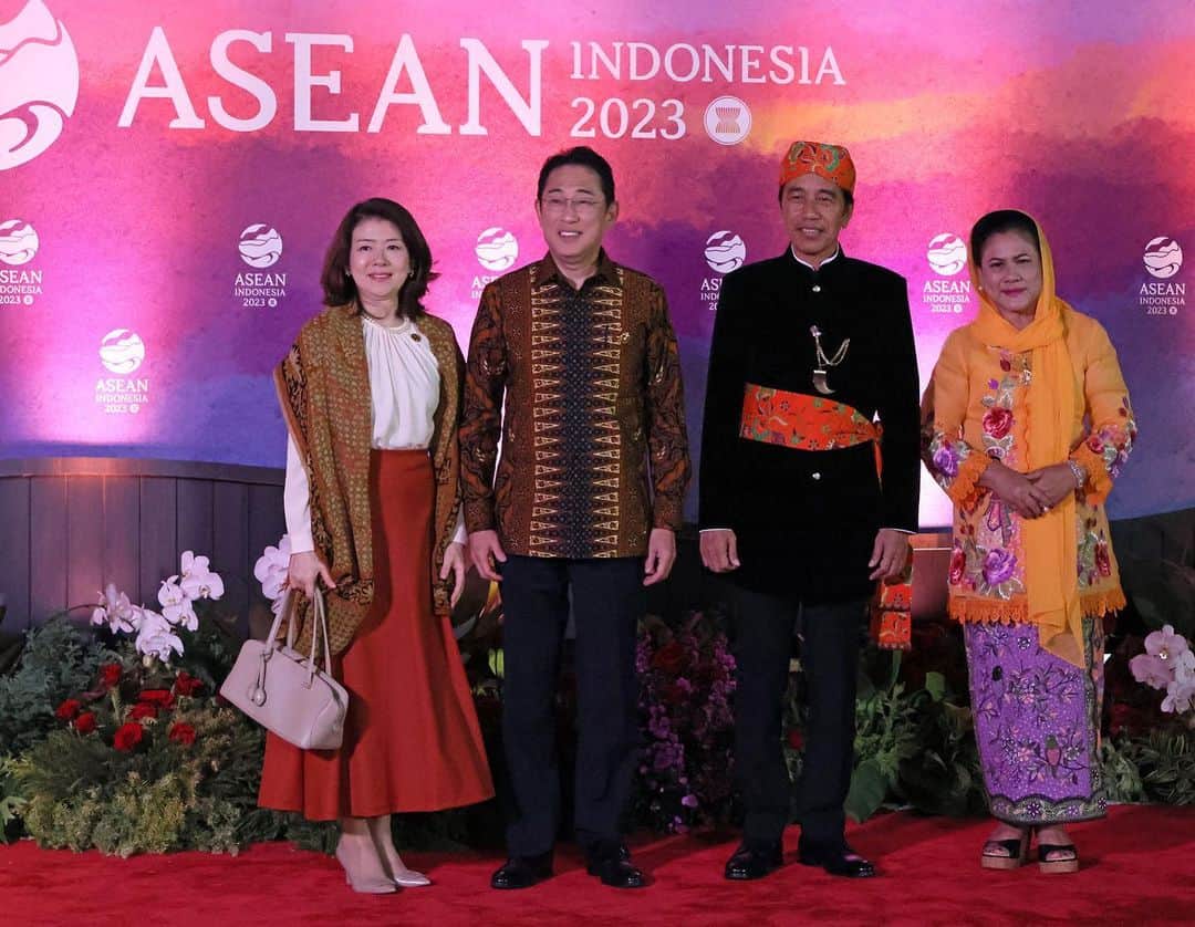岸田文雄さんのインスタグラム写真 - (岸田文雄Instagram)「ASEAN首脳会合、G20首脳会合等に出席するため、ジャカルタとニューデリーを訪問してまいりました。 ASEAN首脳会合では「日ASEANを含む連結性イニシアティブ」を発表しました。  海でつながった日本とASEAN諸国の連結性を強化し、海上保安機関や海上警察への研修の実施、巡視船の供与など、ASEAN諸国の海上法執行能力の強化を支援していきます。 また、G20首脳会談では、ウクライナ情勢や食料安全保障など幅広い課題について、日本の立場を述べました。主権や領土一体性といった国際社会の重要な原則や、核兵器の使用や威嚇は許されないこと等が盛り込まれた首脳宣言を取りまとめたインドのモディ首相に敬意を表します。」9月10日 23時19分 - fumio_kishida