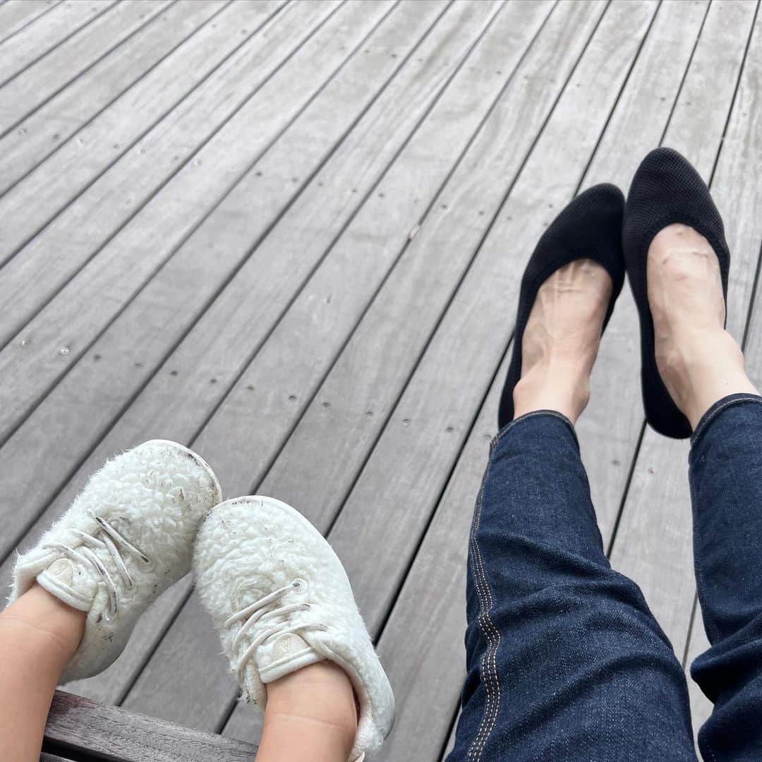 淡輪優希のインスタグラム：「9月が風のように過ぎていく…  まだまだ暑さは続きますが、１歳なかばの娘は歩くのが大好きなので基本は毎日お散歩に行きます。  毎回お洋服から靴まで自分で選ぶこだわりさんなのですが、最近のミニムのお気に入りは秋先取りの🤭🍂 #オールバーズ のもこもこスニーカー！🧸  最近は階段1人でのしのし上がるようになってもう赤ちゃんからの卒業を感じ母は寂しいです🥺。  そして私も同じくオールバーズのこのフラットシューズがたまらん履き心地で、この靴やめられない。笑  私が探し求めていた"ストレスなく歩き続けられるシンプルなお洒落靴"なので、仕事にもプライベートにも使えるしあと3足くらい色違いを買うことをリアルに検討しているところです。。  皆様もぜひ #おそろバーズ しましょ🫶」