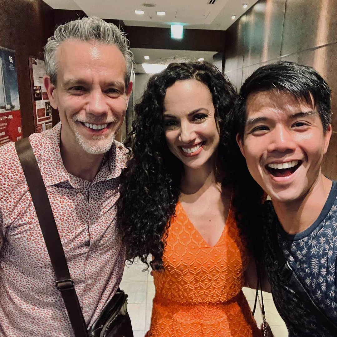 テリー・レオンのインスタグラム：「More Broadway friends in Tokyo! Got to witness my friend @adampascal masterfully slay an acoustic set of Broadway and rock songs (with my #Rent roomie @shauneveray), be reunited with two of my favorite Japanese theater-makers @makikoshibuya_us & @yukicoco0409, and even snapped a pic with @ahrenslynn & @stephen.flaherty.music at the opening night of #ragtime at @toho_stage_official! BROADWAY IN 🇯🇵!!!!」