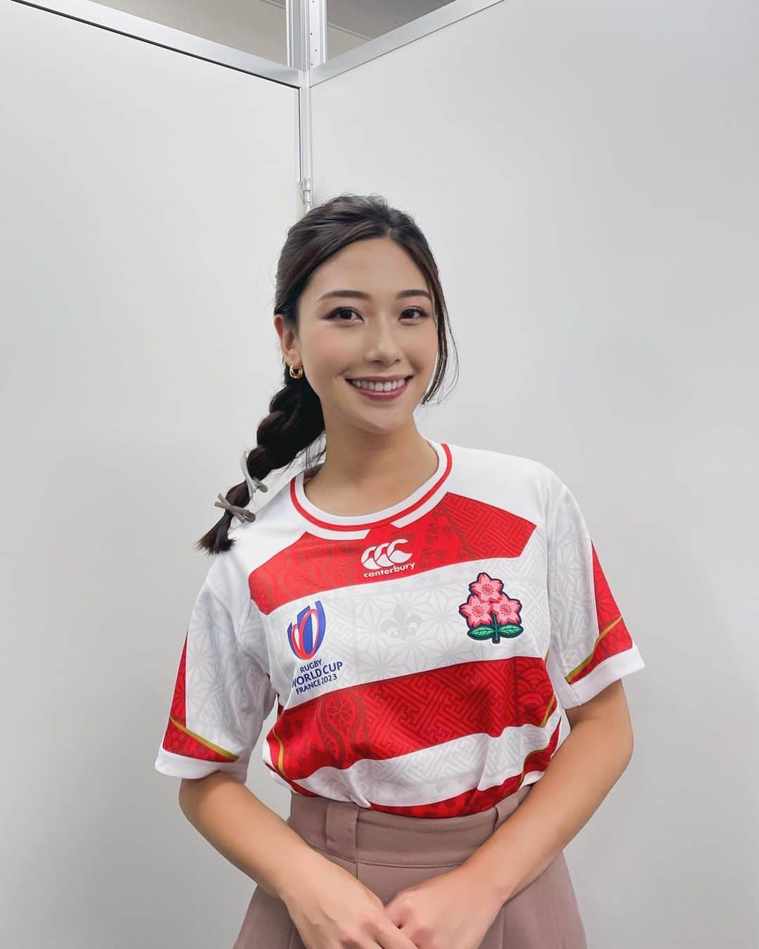 松田和佳のインスタグラム：「ラグビーW杯日本の初戦😤 チリに勝利おめでとうございます👏🏻👏🏻  昨日は、ニコニコ生放送ラグビー特番『ラグビーW杯を１００倍楽しもう！』のMCを務めました！  豪華メンバーの皆様とラグビーについて語り尽くし、とっても幸せな時間でした🏉✨  ３つ目の動画は、楕円形のラグビーボールを初心者がバウンドしたらどうなるかということで挑戦させてもらったら、奇跡的にキャッチでき、ニヤニヤが止まらなかった私です😚  #ニコニコ生放送  #浅野良太 さん #畠山健介 さん #ノッコン寺田 さん #リーチマイルド さん #ありがとうございました ！ #rwc2023 #rwc #rwc2023japan #rugby #japanrugby  #braveblossoms #ラグビーワールドカップ #ラグビー  #ラグビーワールドカップ2023 #ラグビーw杯 #ラグビーw杯2023 #アナウンサー #フリーアナウンサー」