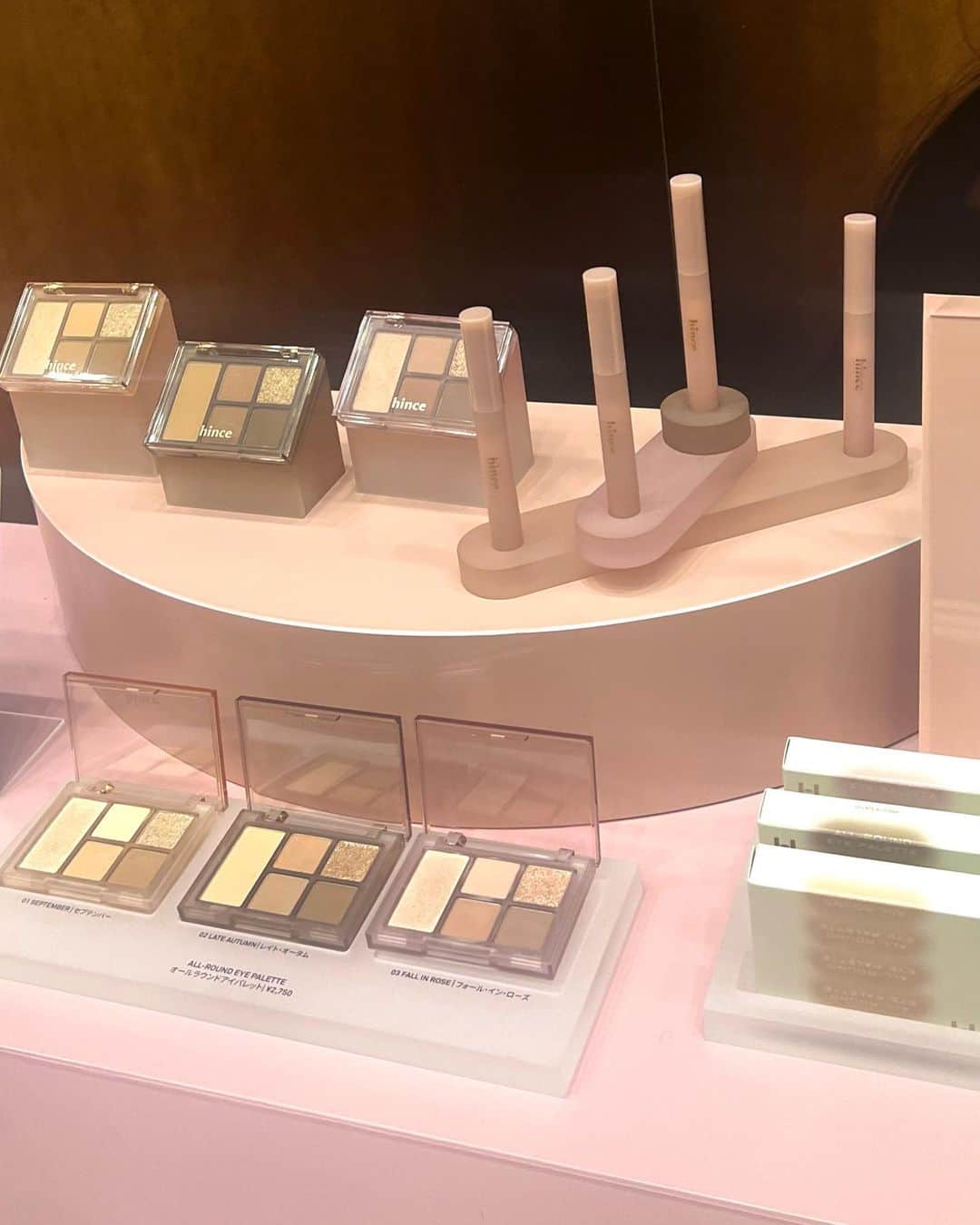 micoのインスタグラム：「⁡ ⁡ 今年で10周年の LOFT コスメフェスティバル  2023AW-1st- が 全国のLOFT店舗・公式ECサイトで開催中です💕 ⁡ ロフト先行発売の商品をはじめ、 秋冬の新作コスメが並ぶ展示会に参加させていただきました🛍️ ⁡ 今回気になったアイテムをリストアップ 🫶🏻 ⁡ ① hince  オールラウンドアイパレット 03  Fallinroseフォール・イン・ローズ ダスティローズカラーが秋冬にぴったりなカラーをゲットしました。 チークとしても使えるとても優秀なパレット！ ⁡ ② WAKEMAKE @zuttijapanese さんのトークショーで " 捨て色なし、TPOに合わせたアイメイクを演出できる " と 大絶賛されていた、ソフトブラーリングアイパレット♡ お値段もお手頃。発売されたら絶対買う👛 ※ 10月2日(月)発売開始 ⁡ ③ ReFa  リファエールブラシ 大ヒットの髪にツヤが出ると話題の ハートブラシを愛用中なので、 新しく登場したリファーエールブラシも使ってみたい♡ ※ LOFT先行発売商品 ⁡ ④ VODANA ストロベリークリーム グラムウェーブアイロン 韓国ドラマ『女神降臨』で使用シーンが映り、 "女神ヘア" を再現できると話題になったコテ！ 実物初めて見たら欲しくなっちゃった🫶🏻 ※ LOFT先行発売商品 ⁡ ⑤ wonjungyo モイストアップレディスキンパック 人気の部分用シートパックから高保湿タイプ新登場！ 秋冬の乾燥対策にぴったりです✨ ※ 9月15日(金)発売開始 ⁡ ⁡ ロフトのコスフェスは、 2023年9月1日(金) ～ 10月13日(金) の 期間限定開催！この機会にぜひチェックしてみてください😘 ⁡ ⁡ #ロフトのコスフェス #ロフト展示会 #ロフトコスメ #PR #韓国コスメ #新作コスメ  #hince #wakemake #refa #vodana #wonjungyo」