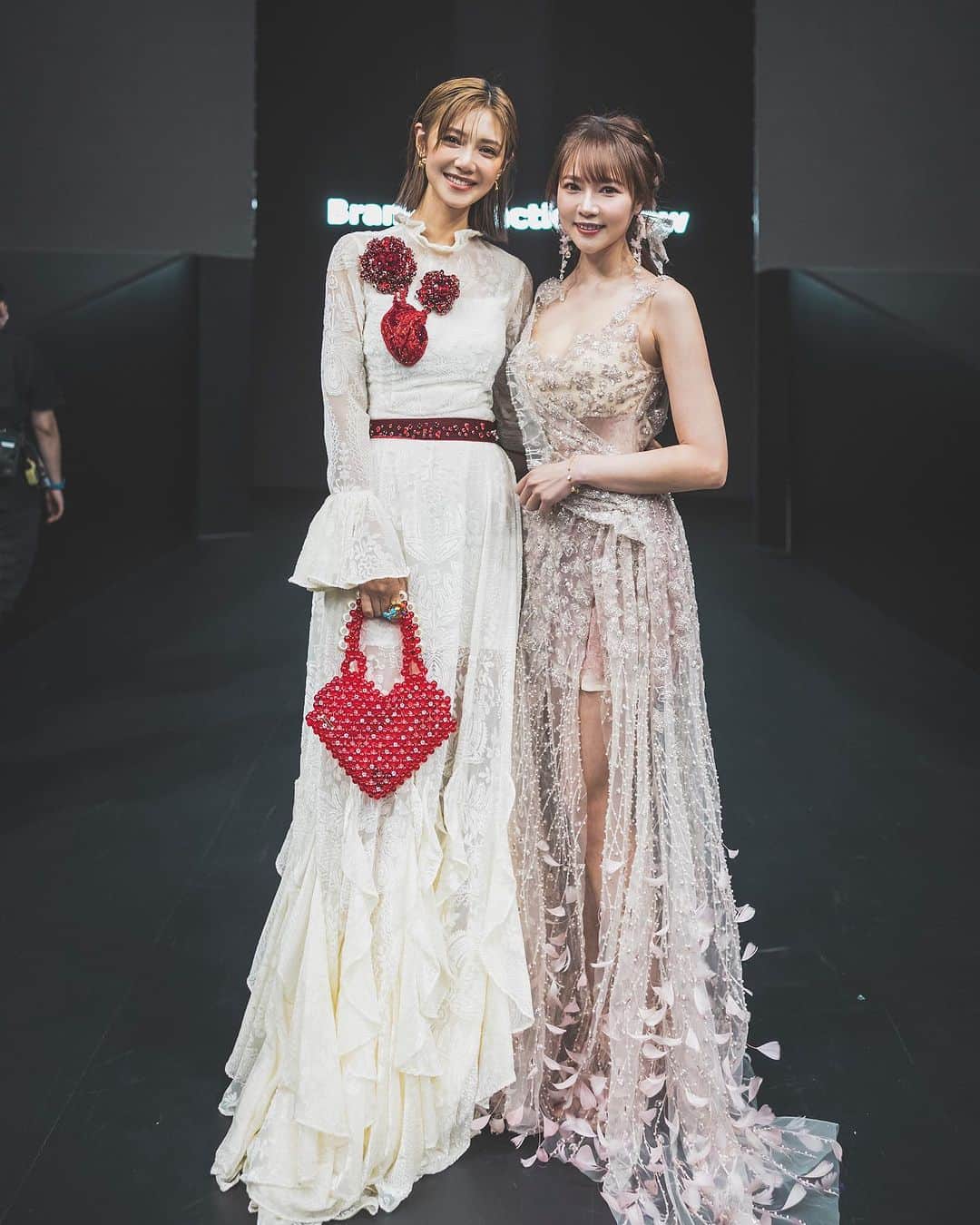Elva Niのインスタグラム：「這位全能女子又將自己的作品發揮出極致 #mermaidserenade 今年的collection完全是#kanalili 最精彩的一次 從衣服的刺繡 串珠 編織到頭飾搭配 滿滿的細節 讓人看完還意猶未盡 你應該要做一場resee🤣🤣🤣 還是那句So proud of you! 你無數通宵的夜晚 我真的怕你會不會體力不支暈倒在家 你的能力總是超乎大家的想像 可能這就是實現夢想的力量吧 寶貝 你一定要繼續將自己的設計做下去 讓更多人感受到這份美好 #只有lilian能夠超越lilian  #永遠支持你❤️  @liliankan」