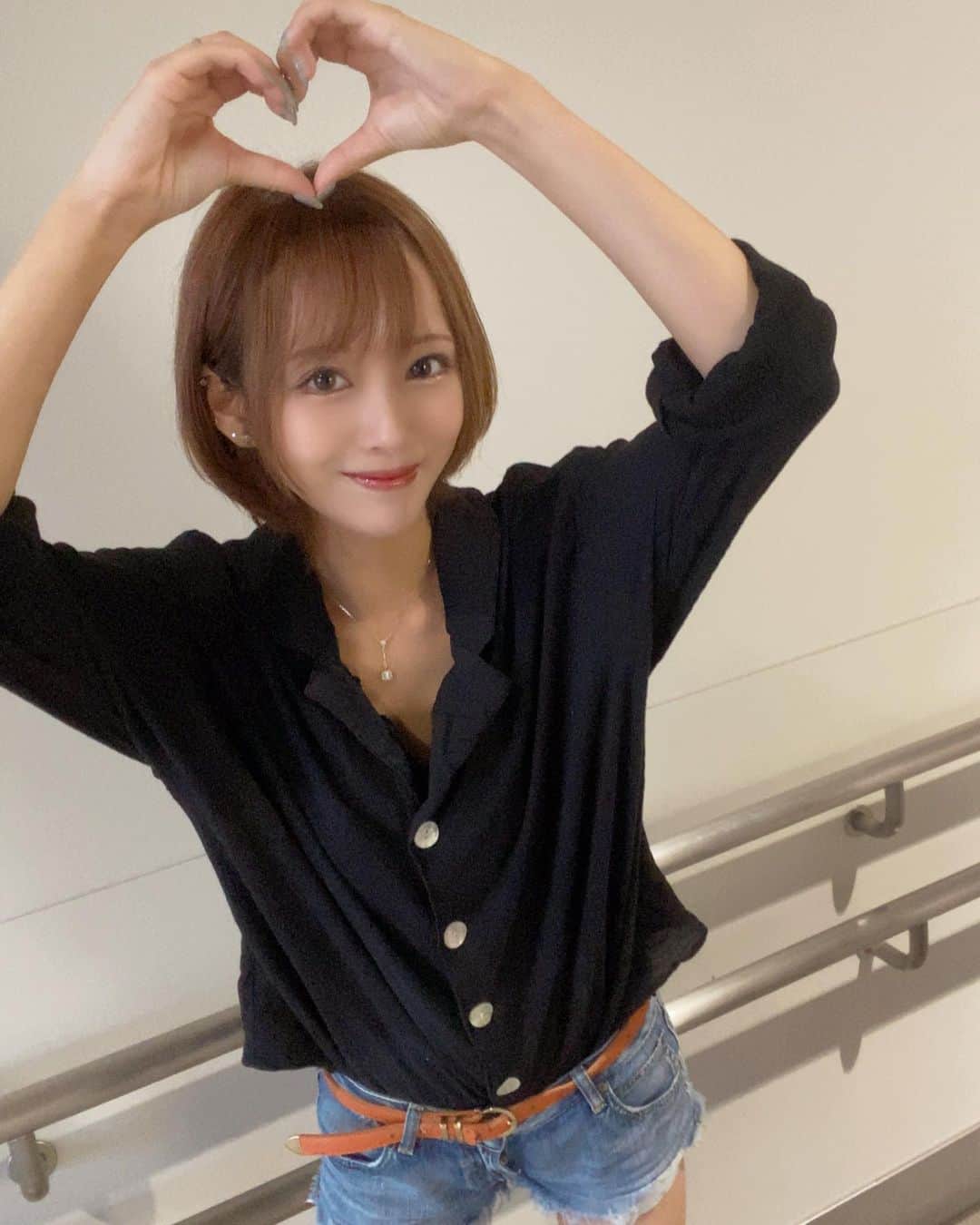 鈴木りんだのインスタグラム：「久しぶりにマスカラも塗ってばっちりメイクしたらなんか自分老けたなぁって思った  #アラサー #2児ママ #主婦 #ライバー #ベルトがびよーん」