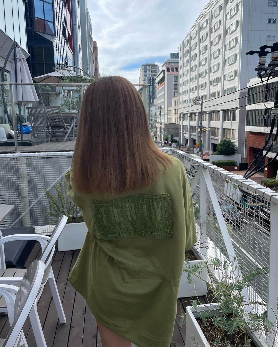 Erieさんのインスタグラム写真 - (ErieInstagram)「💅and💇‍♀️ 今年最後の夏ネイルはピンクマグネットに水滴🫧 可愛すぎて。可愛すぎて。🫠🤍 秋はどんなネイルにしようかな🍂  海に行ったりで傷んだ髪も 水素トリートメントで回復❤️‍🩹🫧 少しペース上げて髪活頑張ります🫰🏻  📍 @regen_lab_  💅 @noriho_nail  💇‍♀️ @5matsumoto」9月10日 23時23分 - ____erie____