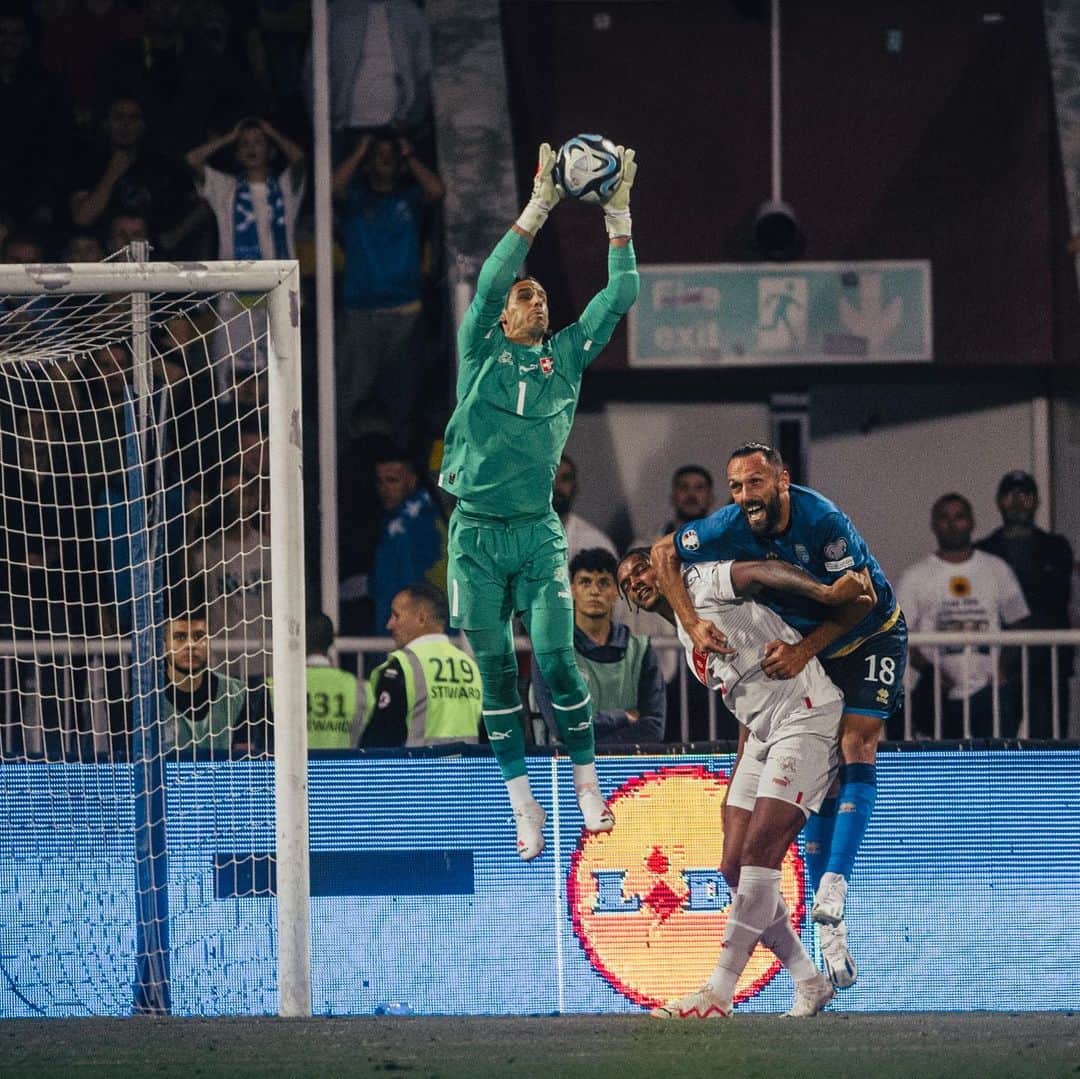 ヤン・ゾマーさんのインスタグラム写真 - (ヤン・ゾマーInstagram)「Not the result we came for. Time ...