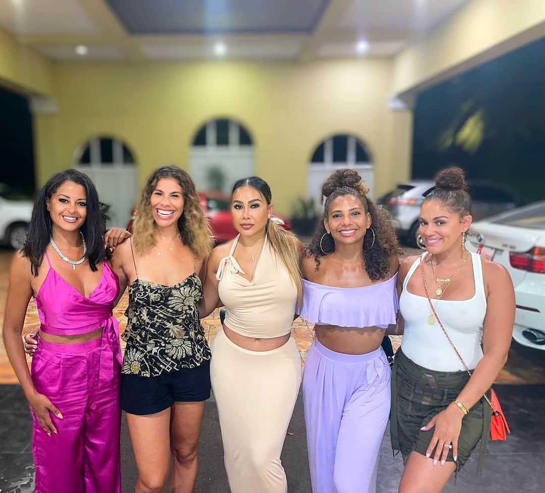 クラウディア・ジョーダンのインスタグラム：「Went to my favorite local restaurant out here in Aruba Wacky Wahoos! It was sooooo good and you already know the convo and laughter was on a thousand! #Aruba2023」