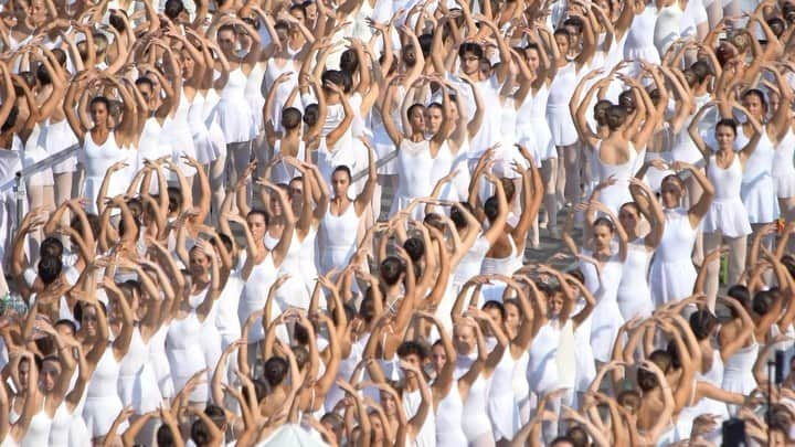 ロベルト・ボッレのインスタグラム：「Maybe the biggest ballet class ever: 2.300 students taking class in iconic piazza Duomo in Milano.  A day I’ll never forget. Truly grateful! @ondance.it 💙  @assodanza_italia @intesasanpaolo @isybank  @giovanniranaita @solgar_italia_multinutrient @nicolettamanni @francifialdini @rai1official_hd @raicultura」