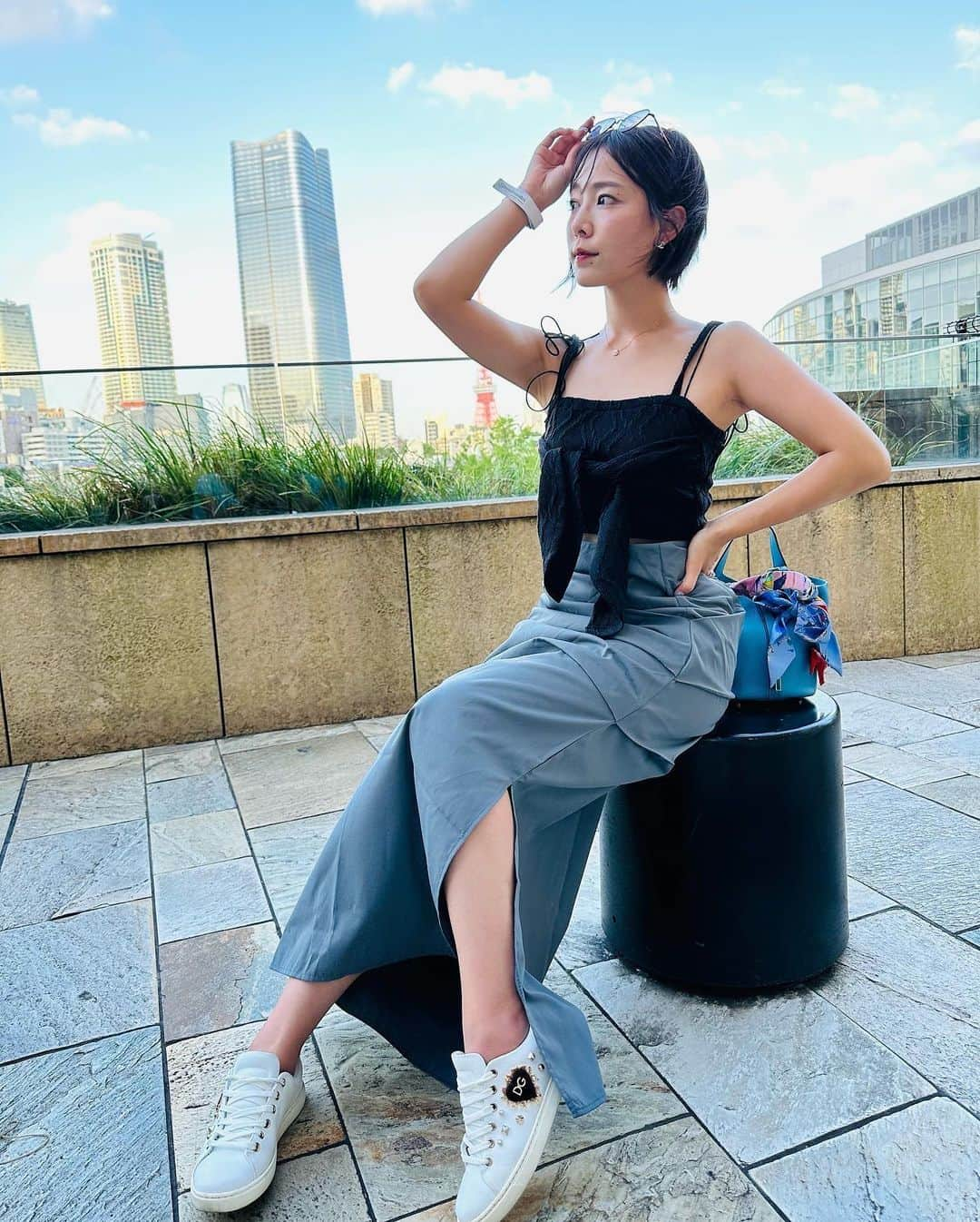 桑原茉萌さんのインスタグラム写真 - (桑原茉萌Instagram)「たまにはこんな服装の私もどうですかね？？💭  お姉ちゃんと姪っ子ちゃんとデートした日🫶💘💘 ファンが誕生日にプレゼントしてくれた時計が お姉ちゃんとお揃いだったの🌈🎶  原宿のGALAXYショップ無料で遊べるのに 色々すごかったからオススメ✨  #fyp #ootd #カジュアルコーデ #六本木 #六本木ヒルズ #crayme #shein購入品 #shein #dolcegabbana #hermes #swatch #原宿 #galaxy」9月10日 23時30分 - cindystory__