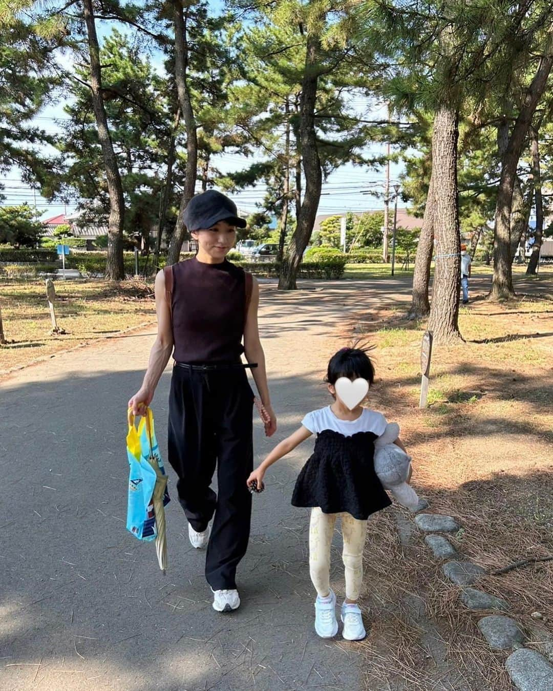 松村未央さんのインスタグラム写真 - (松村未央Instagram)「🫧🫧 朝の散歩🚶‍♀️  ９月に入り、朝晩はだいぶ過ごしやすくなりました🐿️ 木陰が気持ちよかったです🌳  この日はシャボン玉に夢中な２人でした🫧  #朝散歩」9月10日 23時33分 - mio.matsumura_