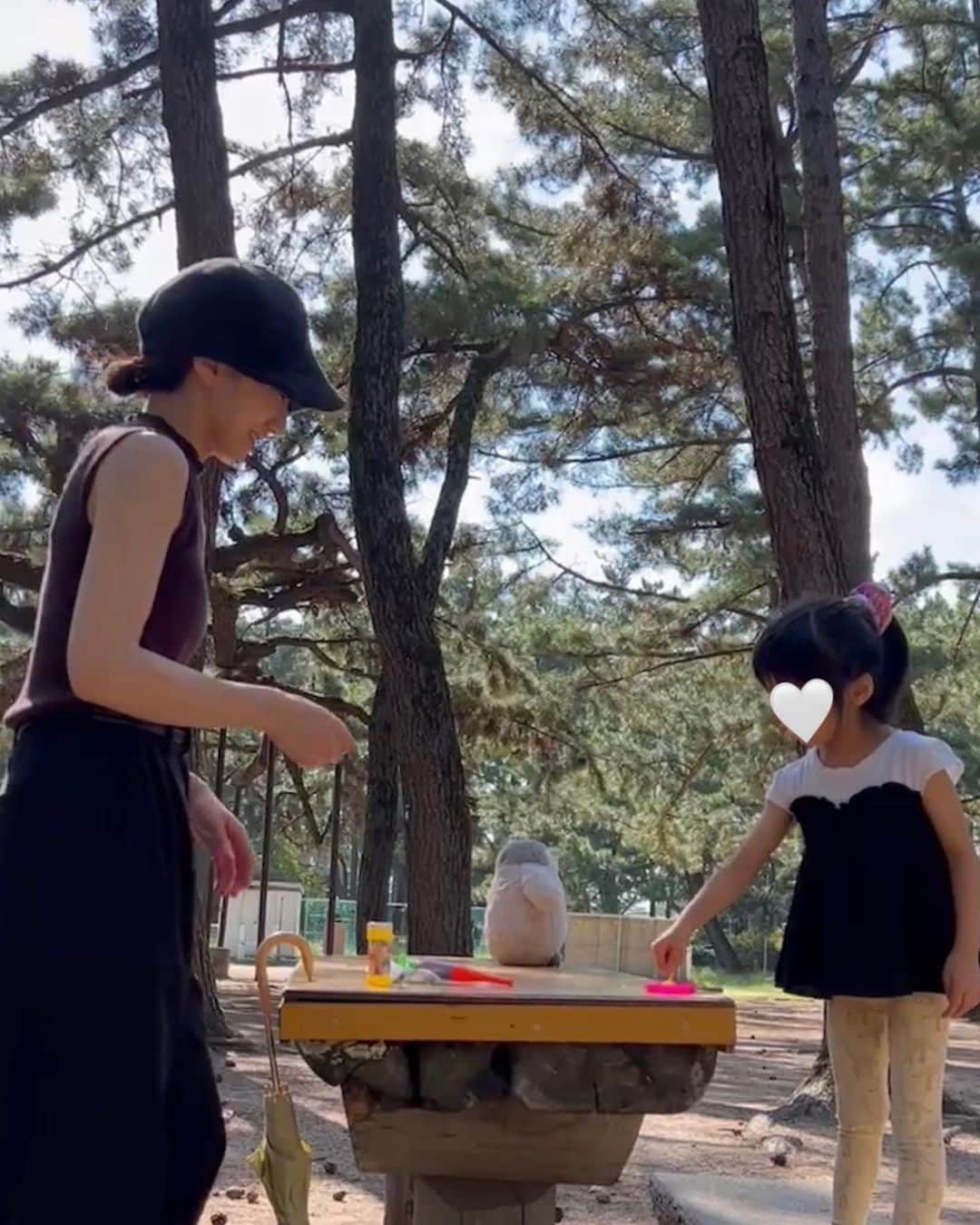 松村未央のインスタグラム：「🫧🫧 朝の散歩🚶‍♀️  ９月に入り、朝晩はだいぶ過ごしやすくなりました🐿️ 木陰が気持ちよかったです🌳  この日はシャボン玉に夢中な２人でした🫧  #朝散歩」