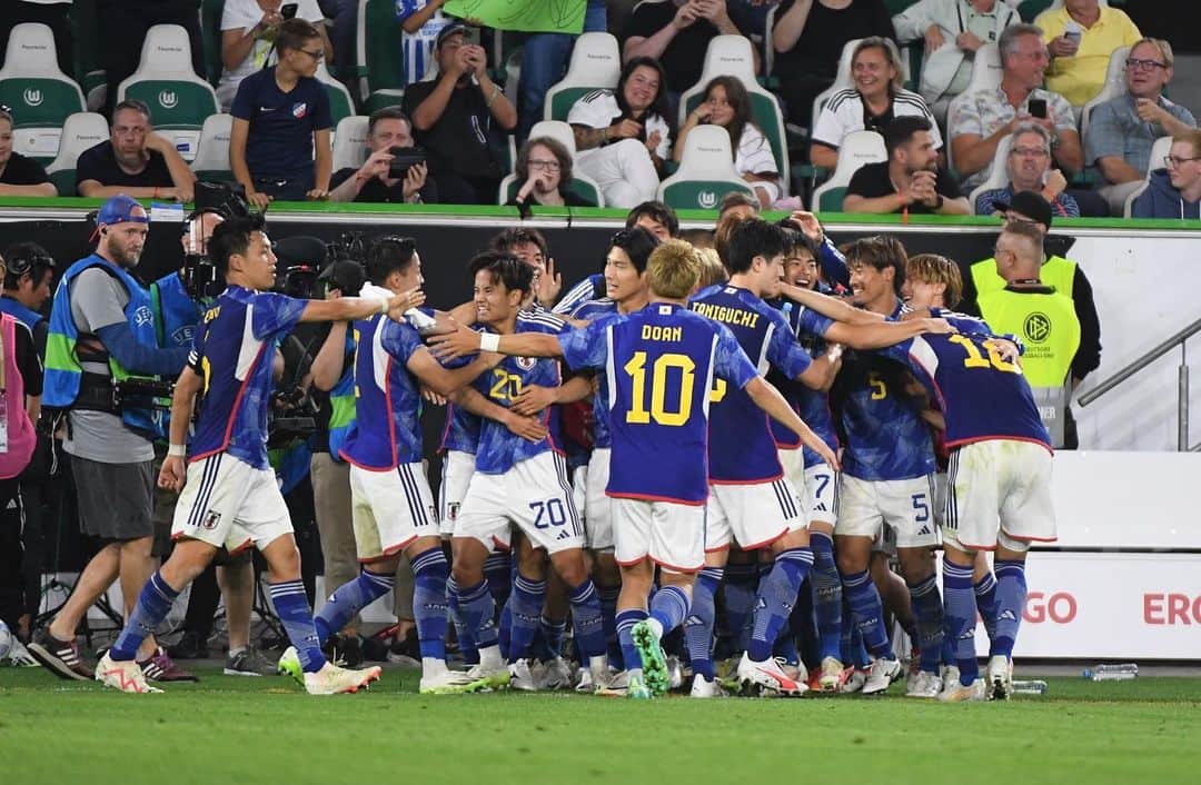 田中碧のインスタグラム：「. 応援ありがとうございました！ そして25歳になりました。  自分自身と向き合って成長できるように頑張ります。 もっと上手くなろう💪  #japanfootballassociation #SAMURAIBLUE #🇯🇵 #タケありがとう」
